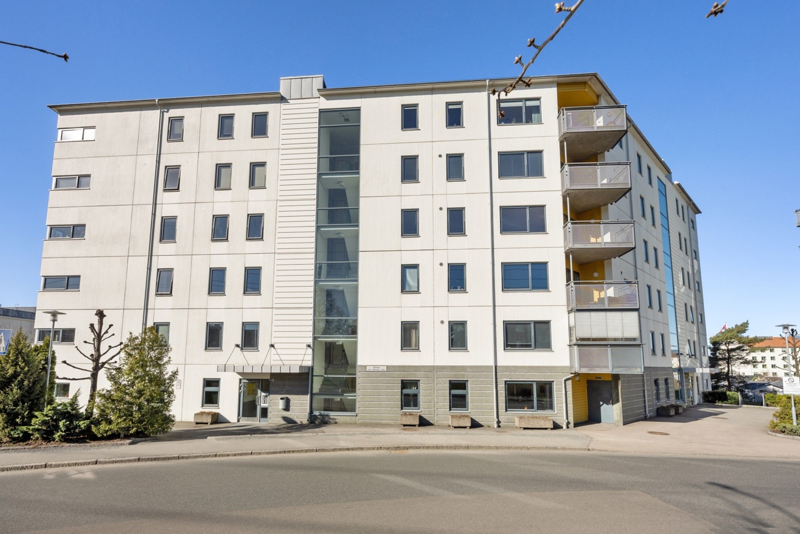 Kollektivtransport ,både t-baner og busser like i nærheten Galleribilde