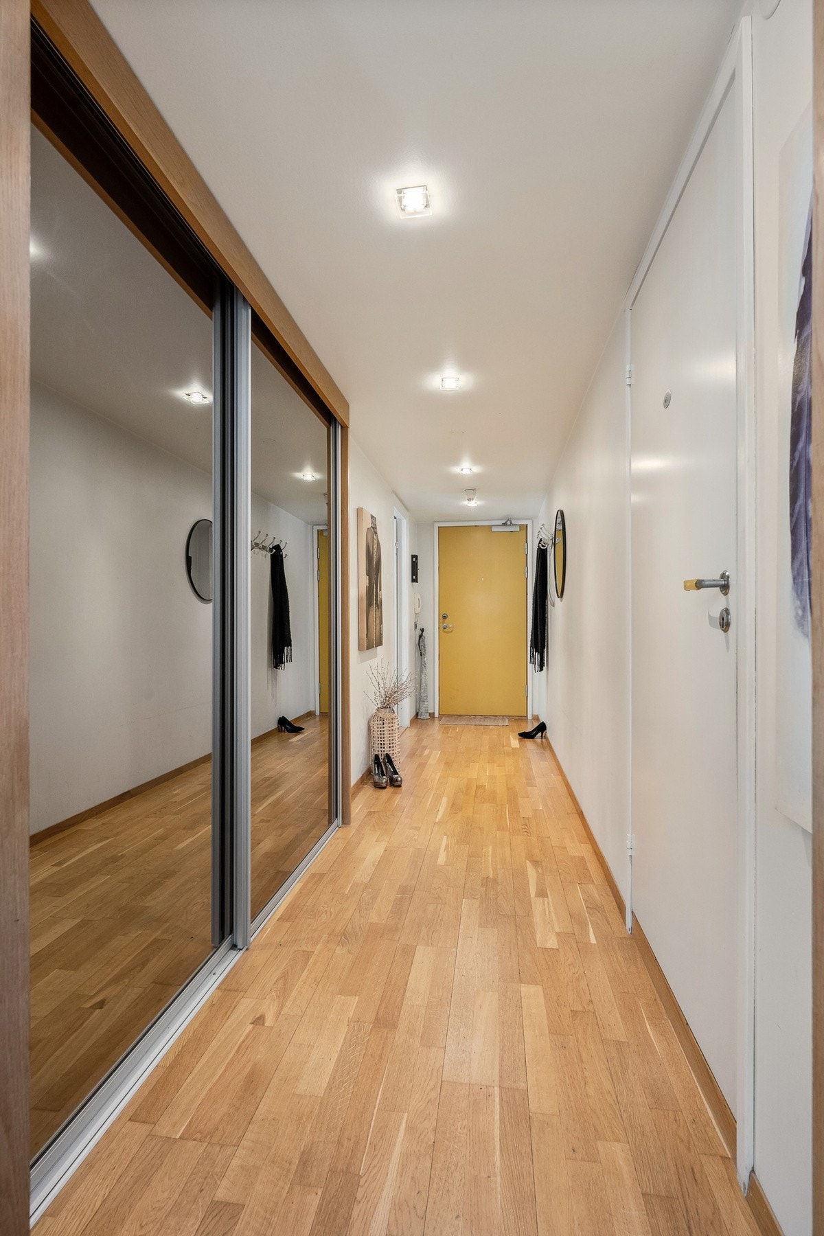 Entre med speil skyvegarderobe som gir rikelig med oppbevaring Galleribilde