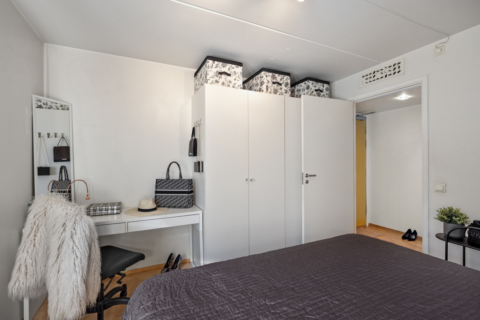 På soverommet har du plass til både seng, skrivebord og garderobeskap Galleribilde