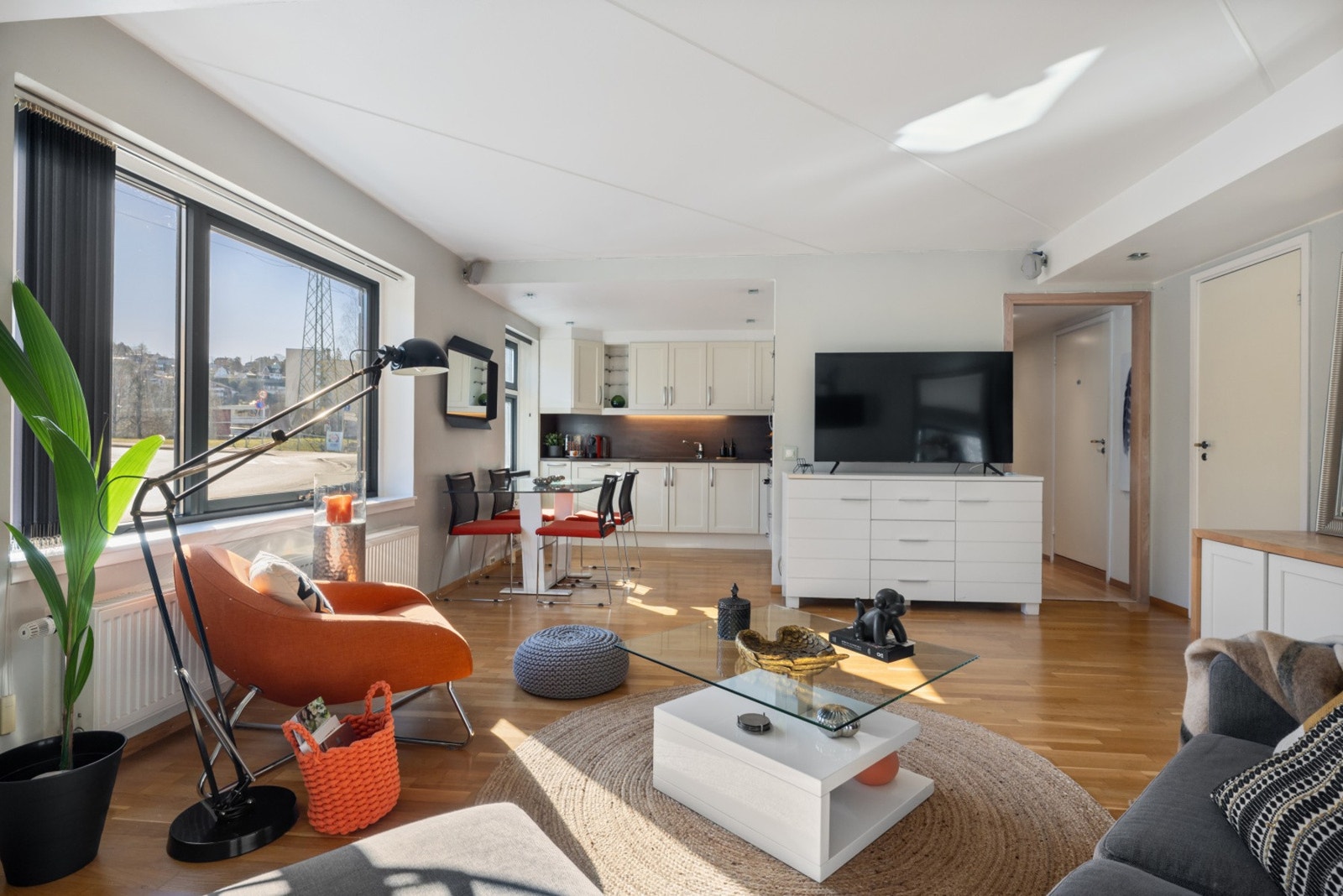 Åpen kjøkkenløsning som skaper en sosial og innbydende stemning Galleribilde