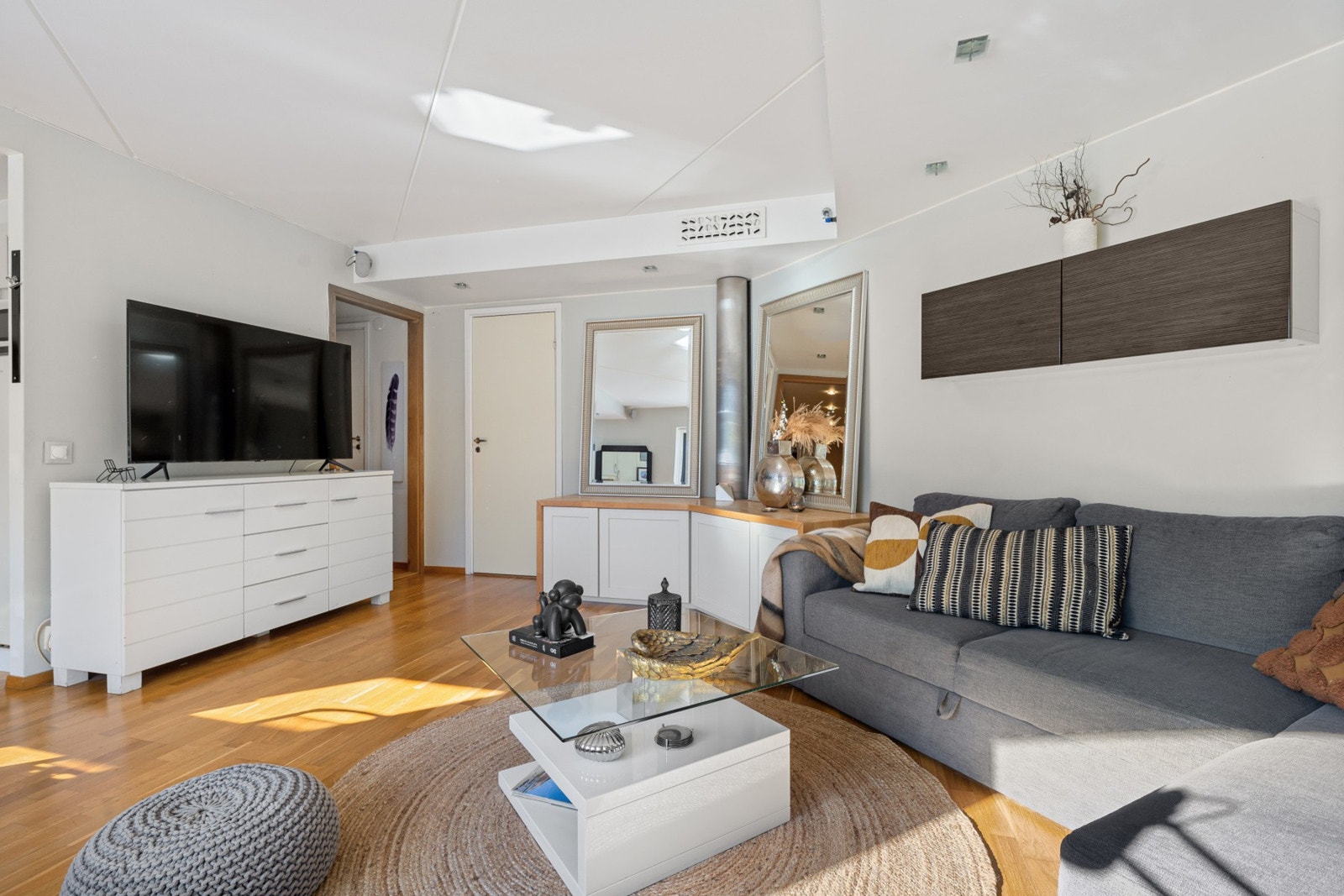 Stuen har flere soner hvor man også kan samles for en filmkveld Galleribilde