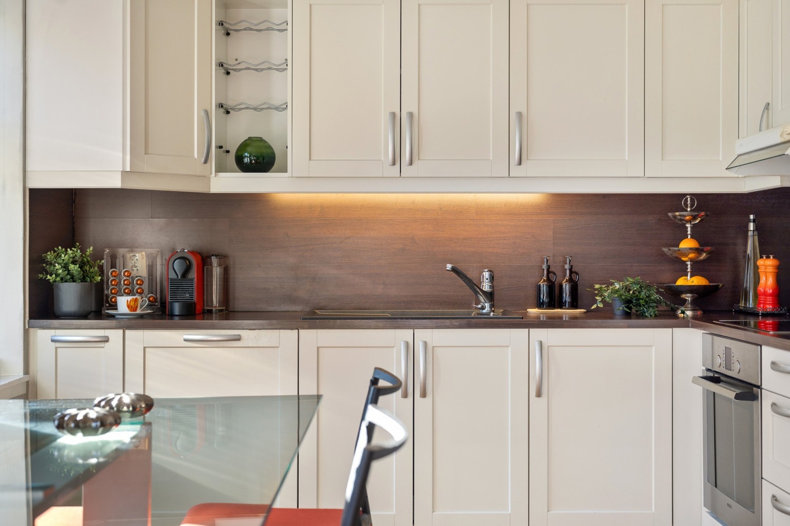 Kjøkkenet har mye skapplass Galleribilde