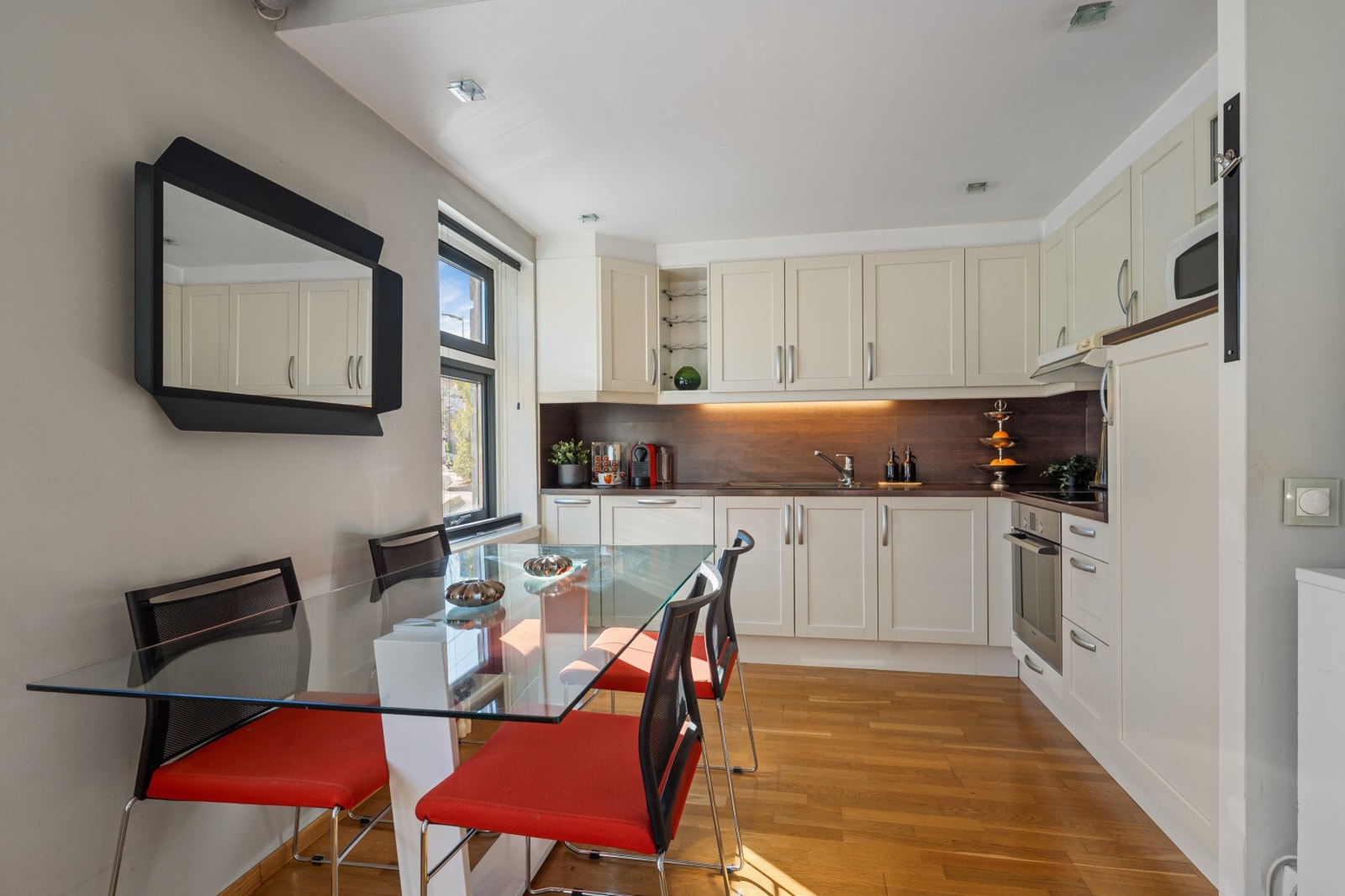 Kjøkken er pent og lyst og inkluderer integrerte hvitevarer. Induksjonstopp, ovn, kjøleskap og oppvaskmaskin Galleribilde