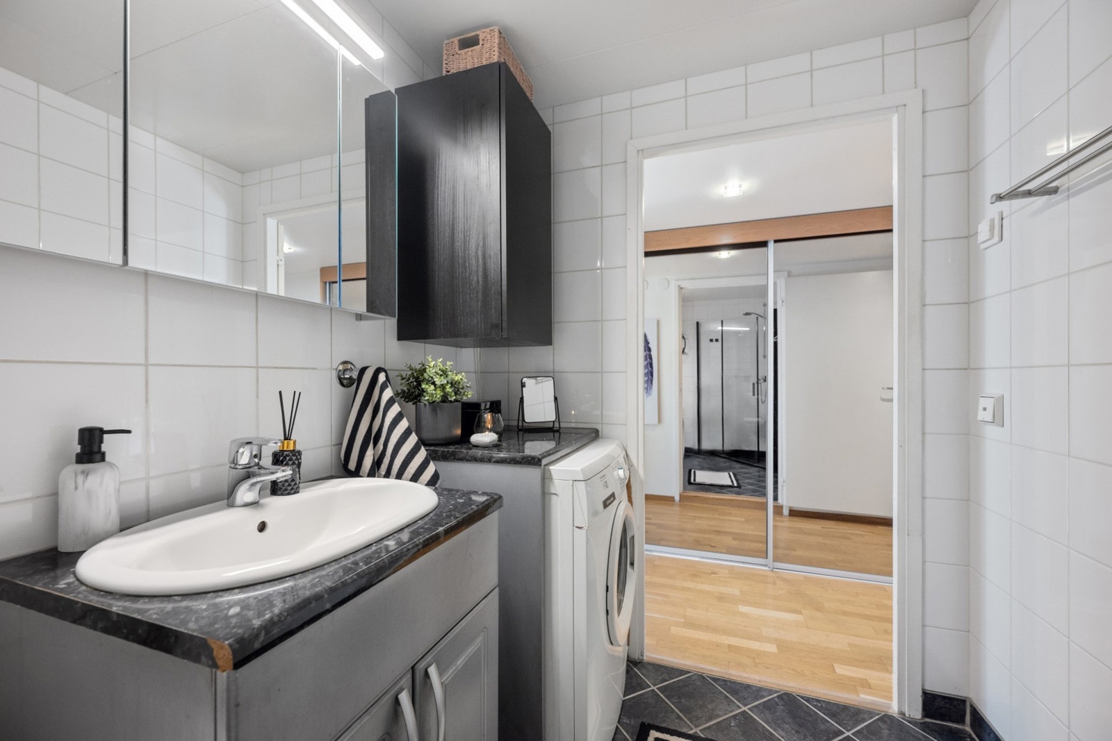 Servantskap og speil fra 2025. Galleribilde