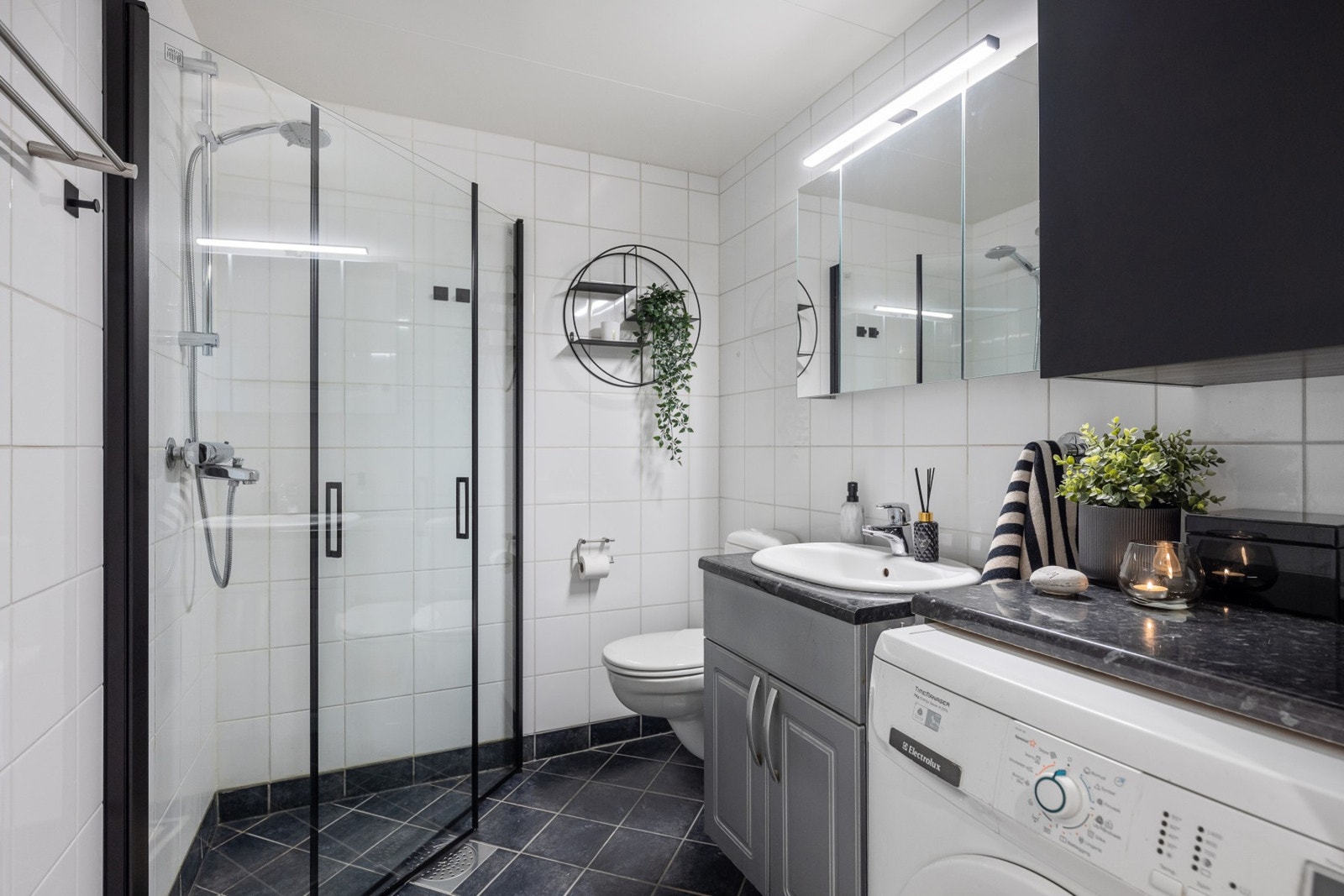 Flislagt bad som er utstyrt med varmekabler tilkoblet termostat.
Nye dusjdører fra 2025 Galleribilde