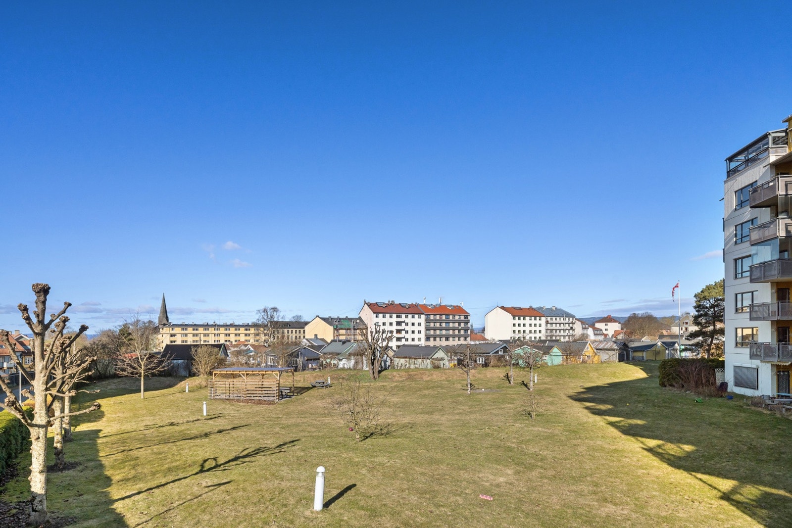 Store grøntområder med pent opparbeidede fellesarealer Galleribilde