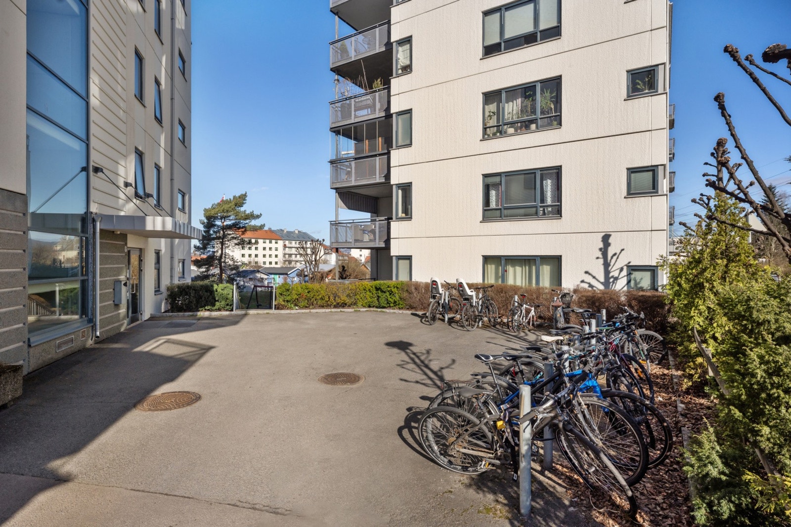 Felles sykkelparkering. Mulighet for kjøp av garasjeplass og flere gjesteparkeringer Galleribilde