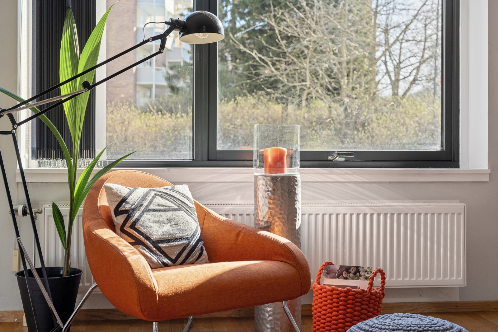 Bygningen har malte trevinduer med 2-lags glass Galleribilde