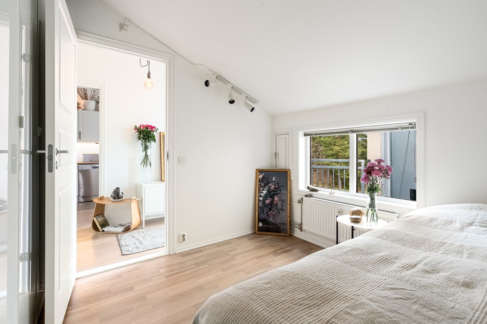 Leiligheten byr på to romslige og luftige soverom med god plass til både seng, nattbord og garderobeløsninger. Galleribilde