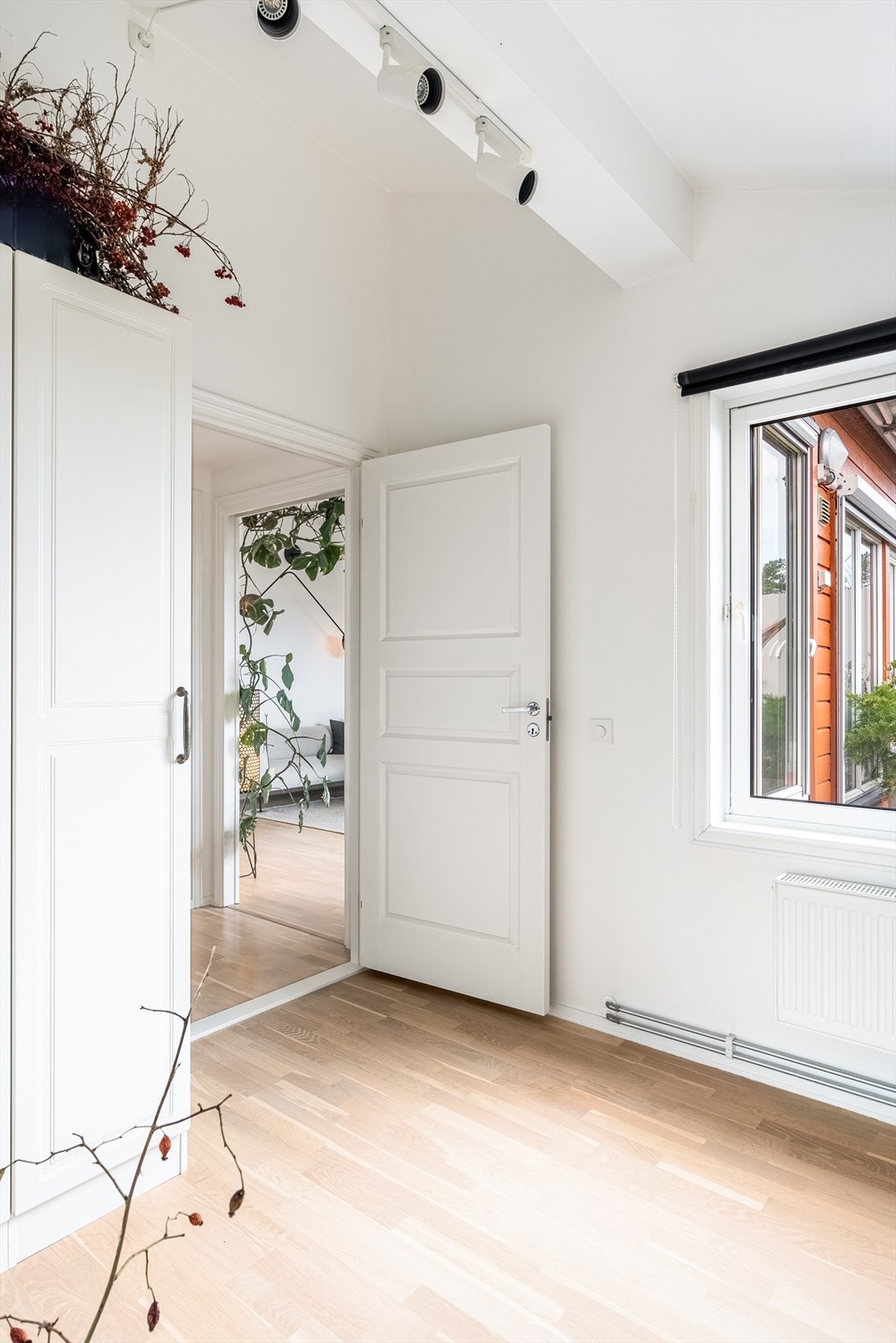 Her våkner du til fuglekvitter om vår og sommer. Du kan også se ekorn i trærne utenfor. Galleribilde