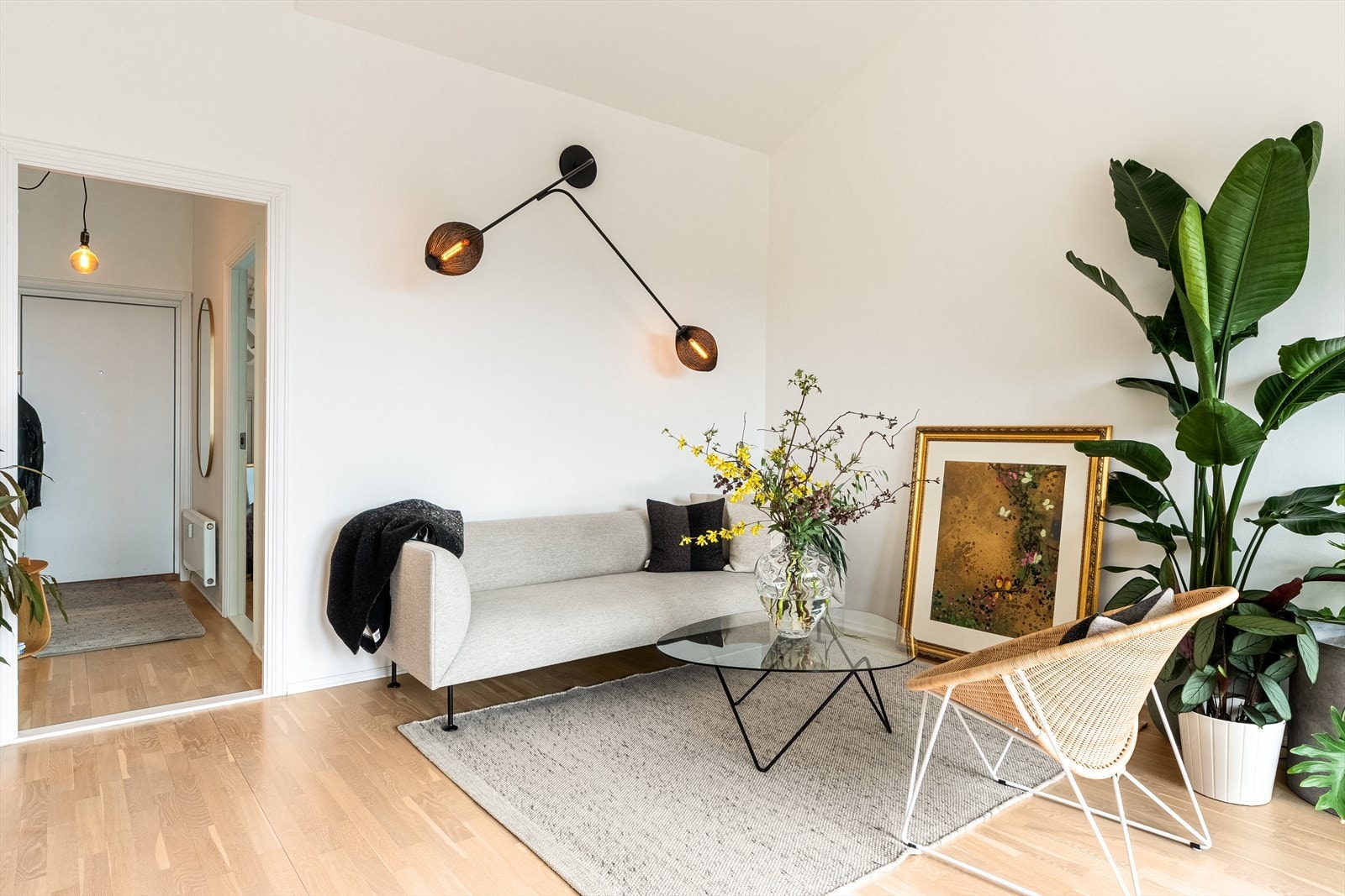 Stuen preges av en sjelden romfølelse, takket være den generøse takhøyden (ca. 3,82 m) som gir både volum og eleganse. Galleribilde