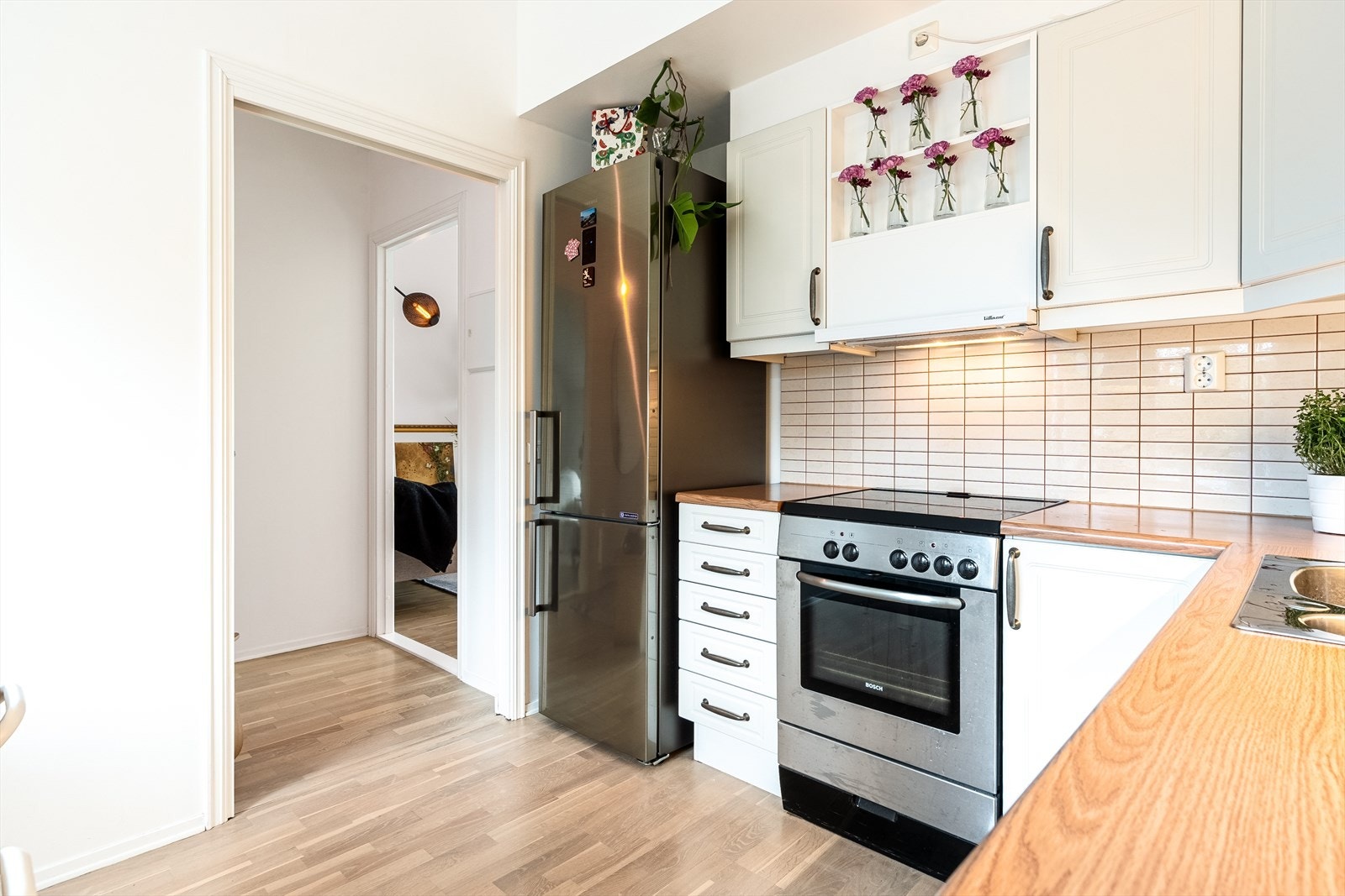 Kjøkkenet har komfyr med platetopp, opplegg for oppvaskmaskin og frittstående kjøl/fryseskap. Galleribilde