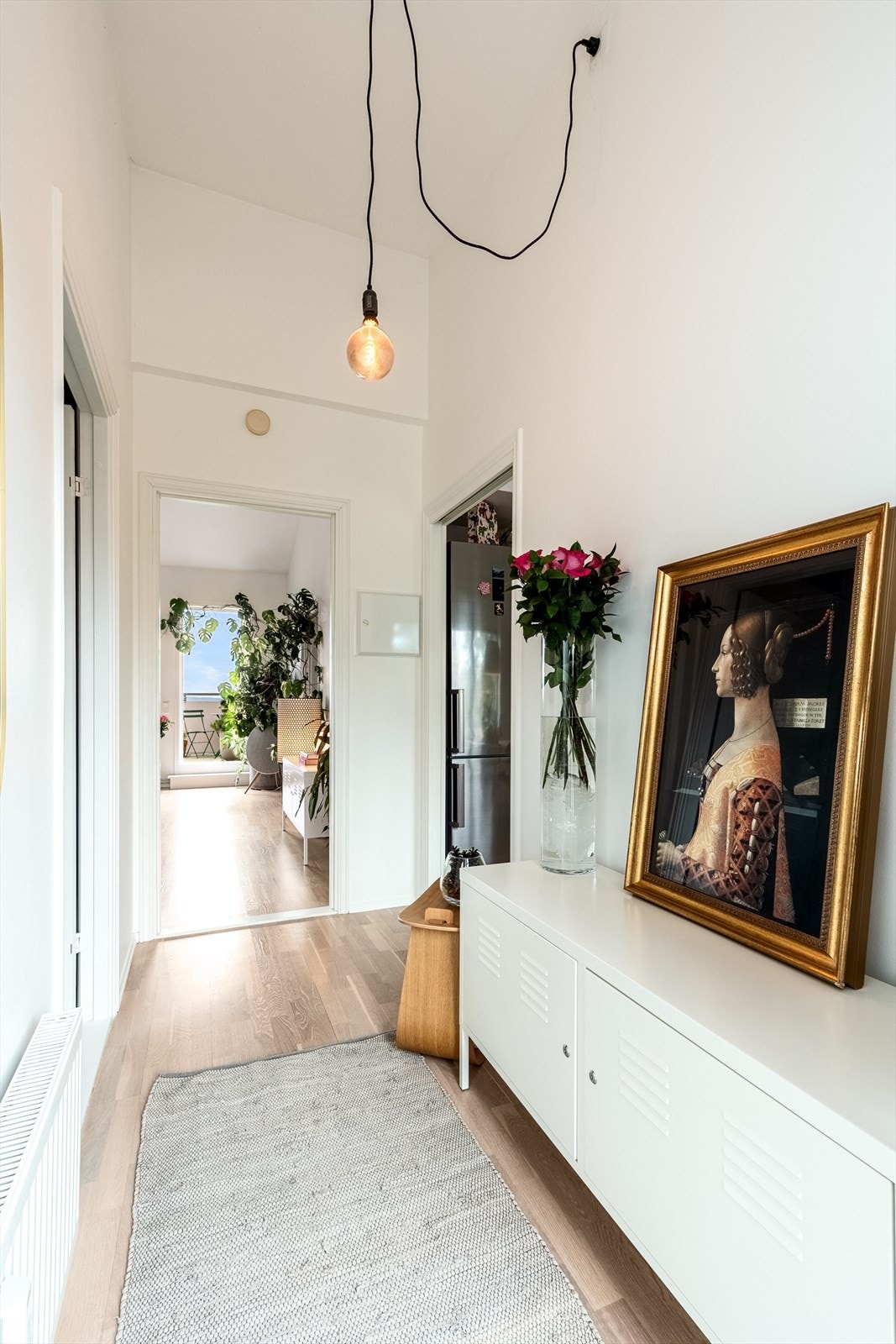 Velkommen inn! De åpne og gjennomtenkte romløsningene skaper en naturlig flyt mellom oppholdsrommene, og store vindusflater slipper inn rikelig med dagslys gjennom hele dagen. Galleribilde