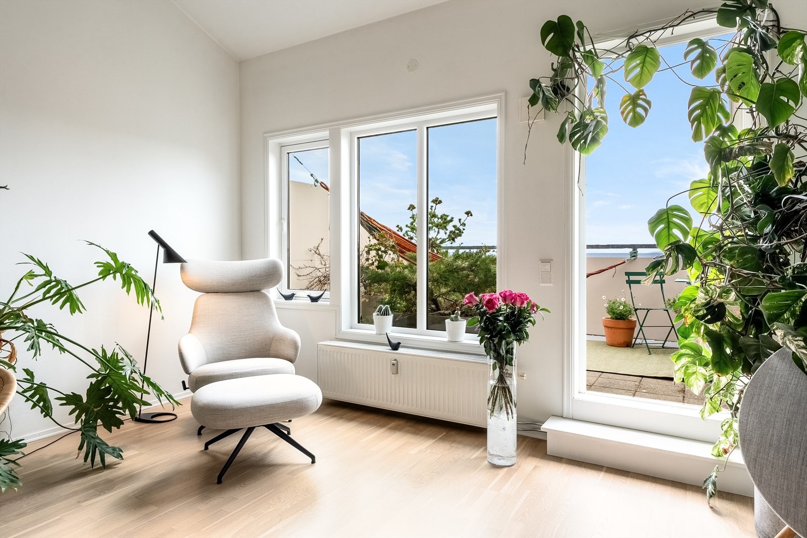 Store vindusflater slipper inn rikelig med dagslys, og fremhever rommets åpne og innbydende karakter. Galleribilde