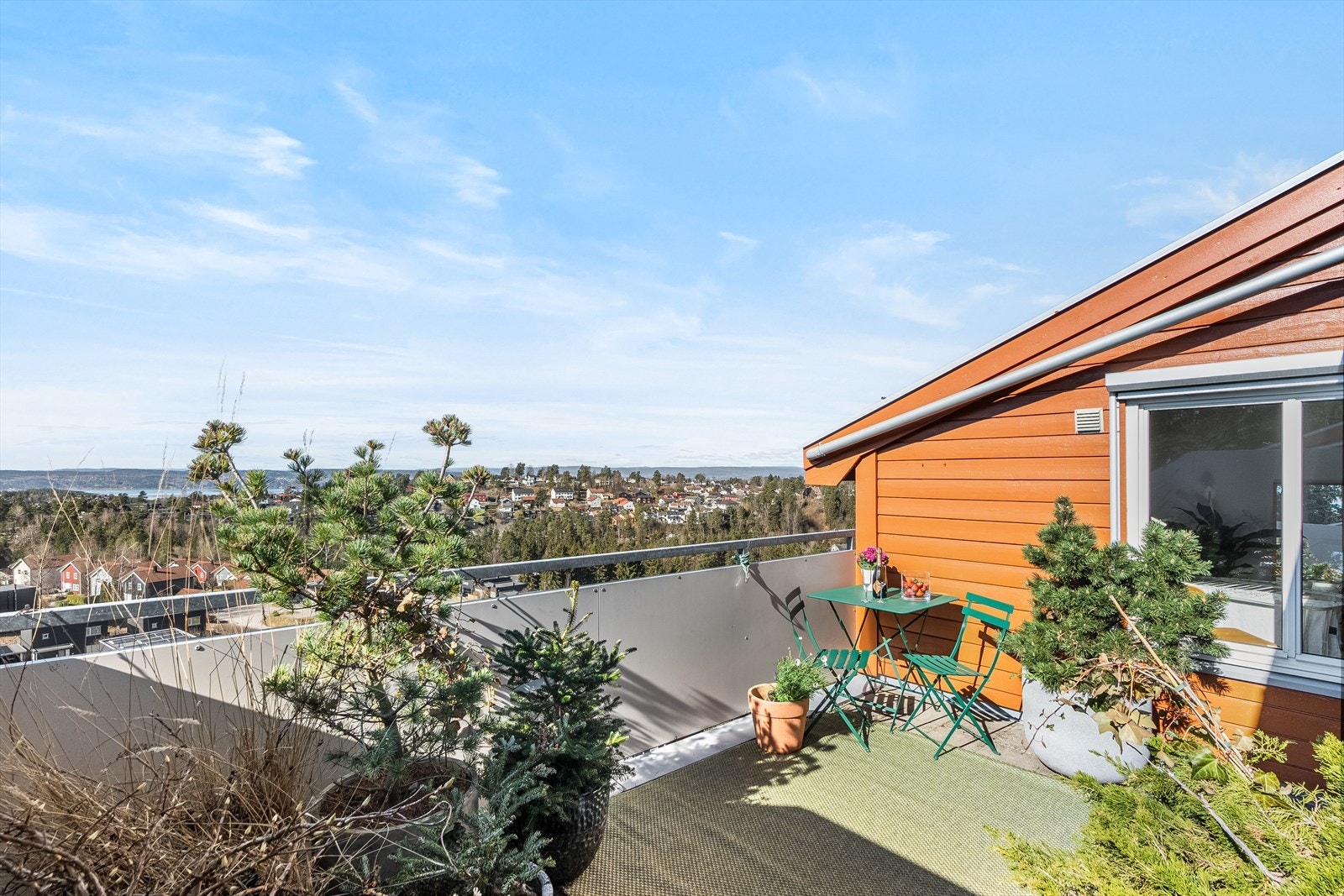 På grunn av ideell plassering har balkongen sol fra morgen til kveld om sommeren. Galleribilde