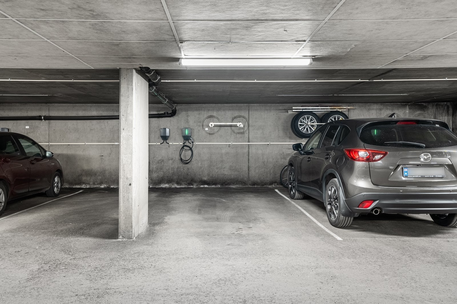 Leiligheten følger med en garasjeplass med montert elbil lader. Galleribilde