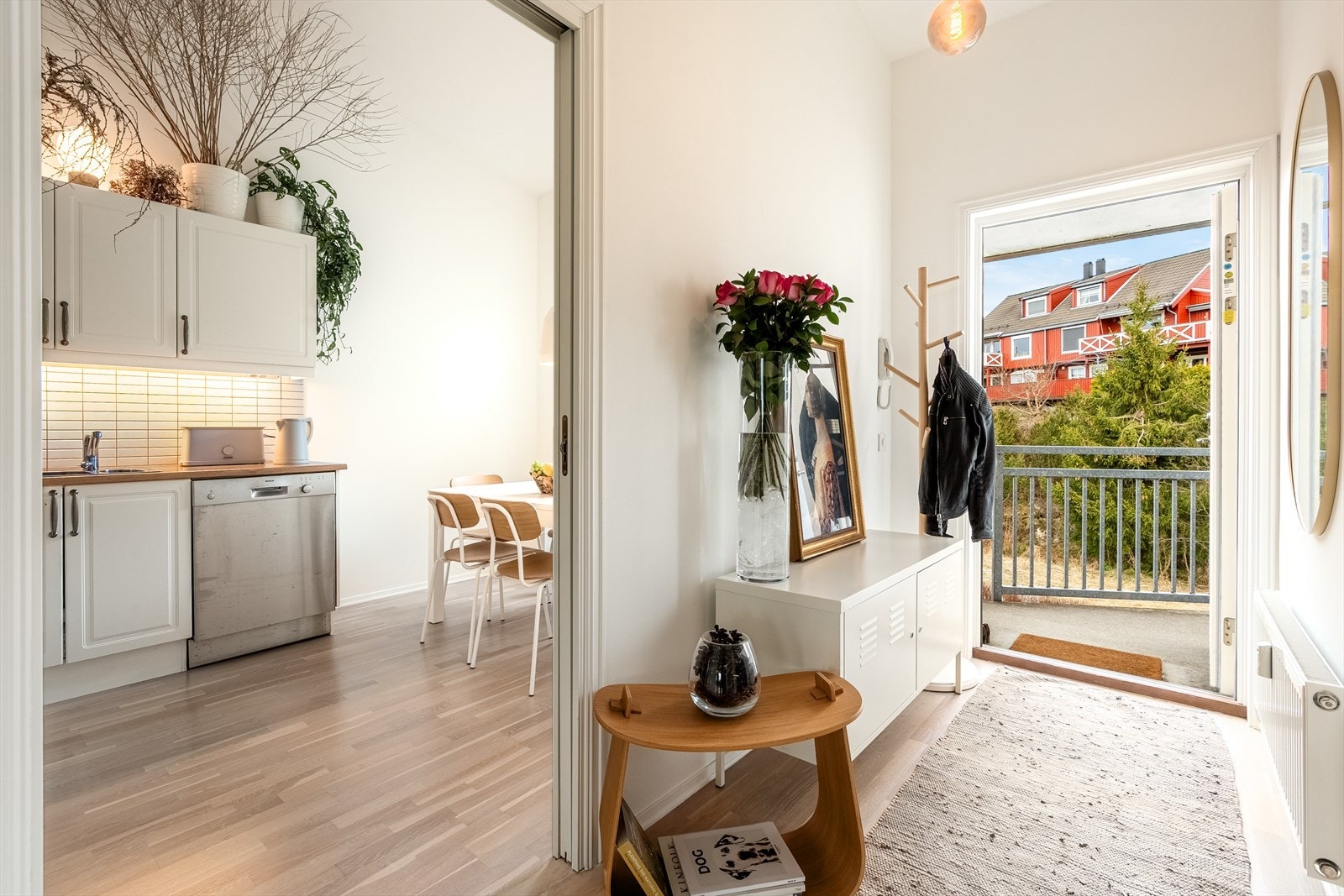 Boligen har enkel og trinnfri adkomst via heis, noe som gjør hverdagen både komfortabel og tilgjengelig - enten du kommer hjem med handleposer eller barnevogn. Galleribilde