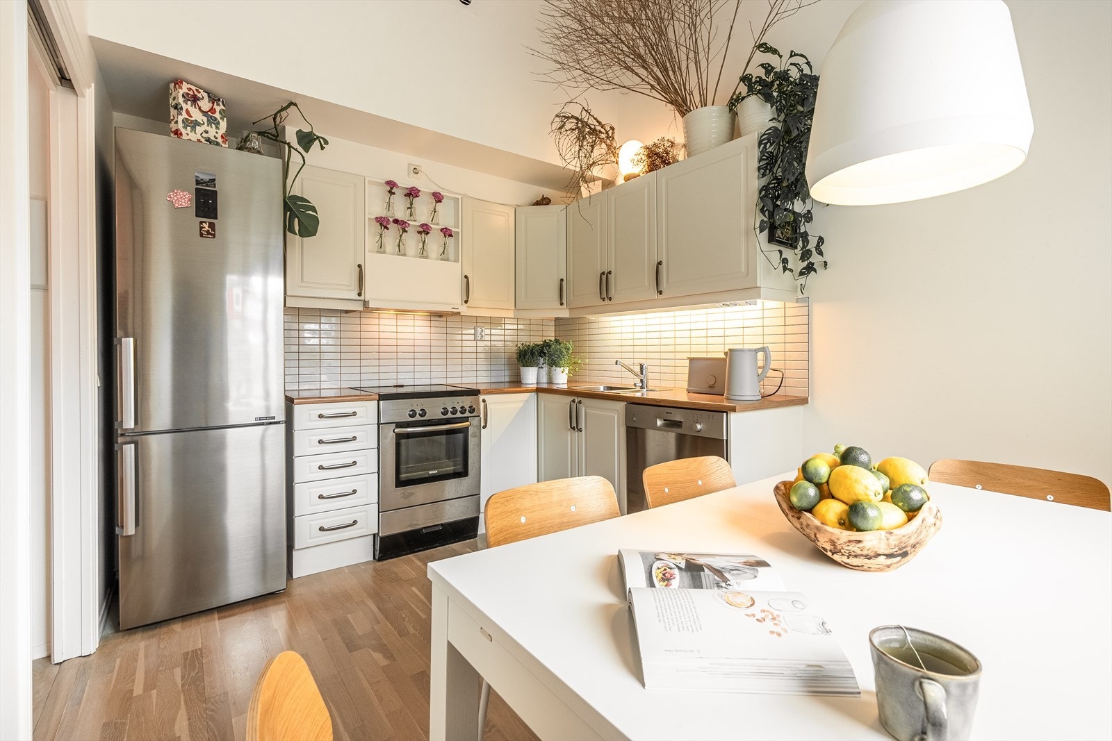 Her får du en romslig arbeidsflate som gjør matlagingen både enkel og inspirerende, samtidig som du har god oversikt og effektiv utnyttelse av arealet. Galleribilde