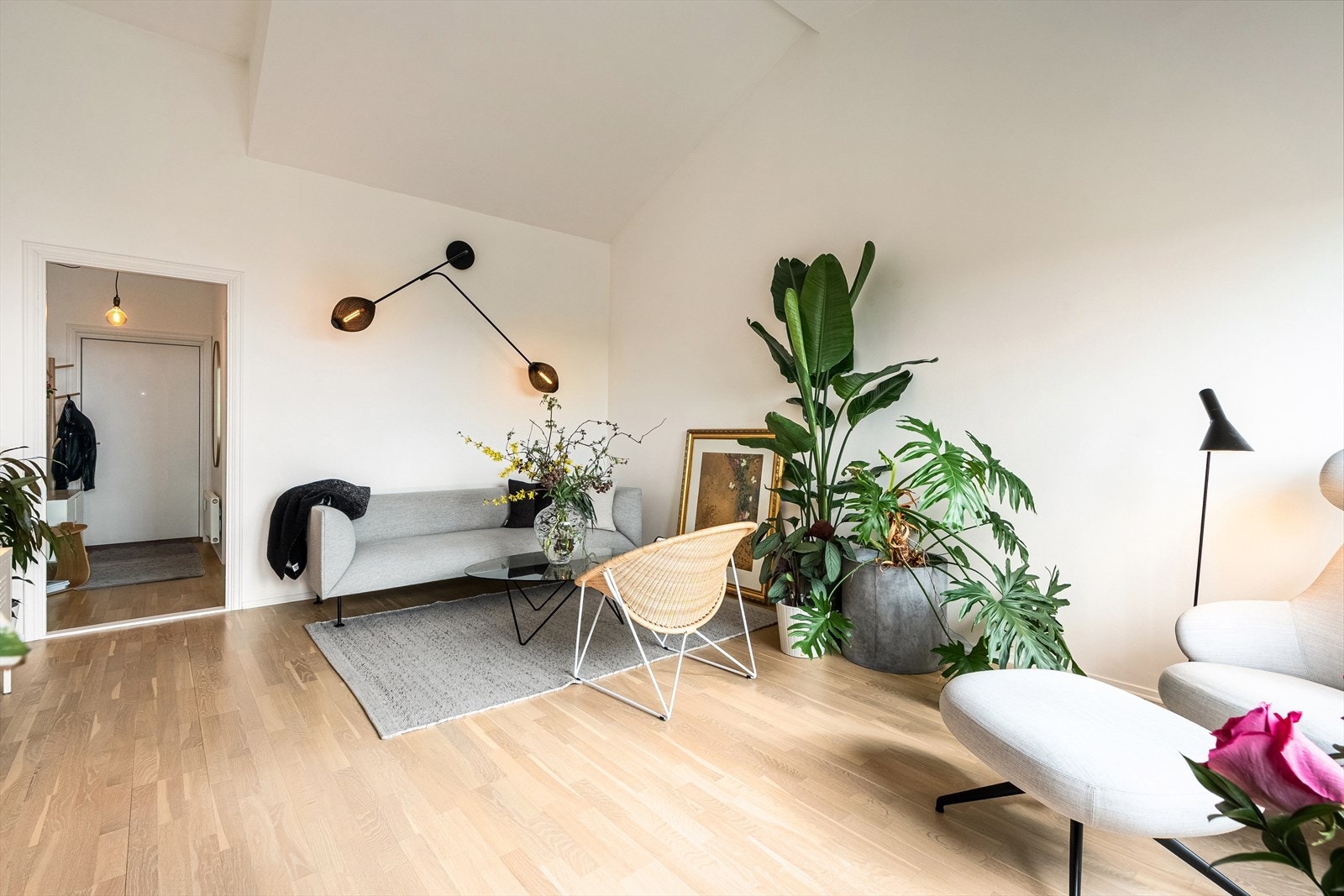 Her er det flere muligheter for møblering og personlig stil - enten du ønsker en klassisk sofakrok, moderne loungefølelse eller et sosialt samlingspunkt med spiseplass. Galleribilde