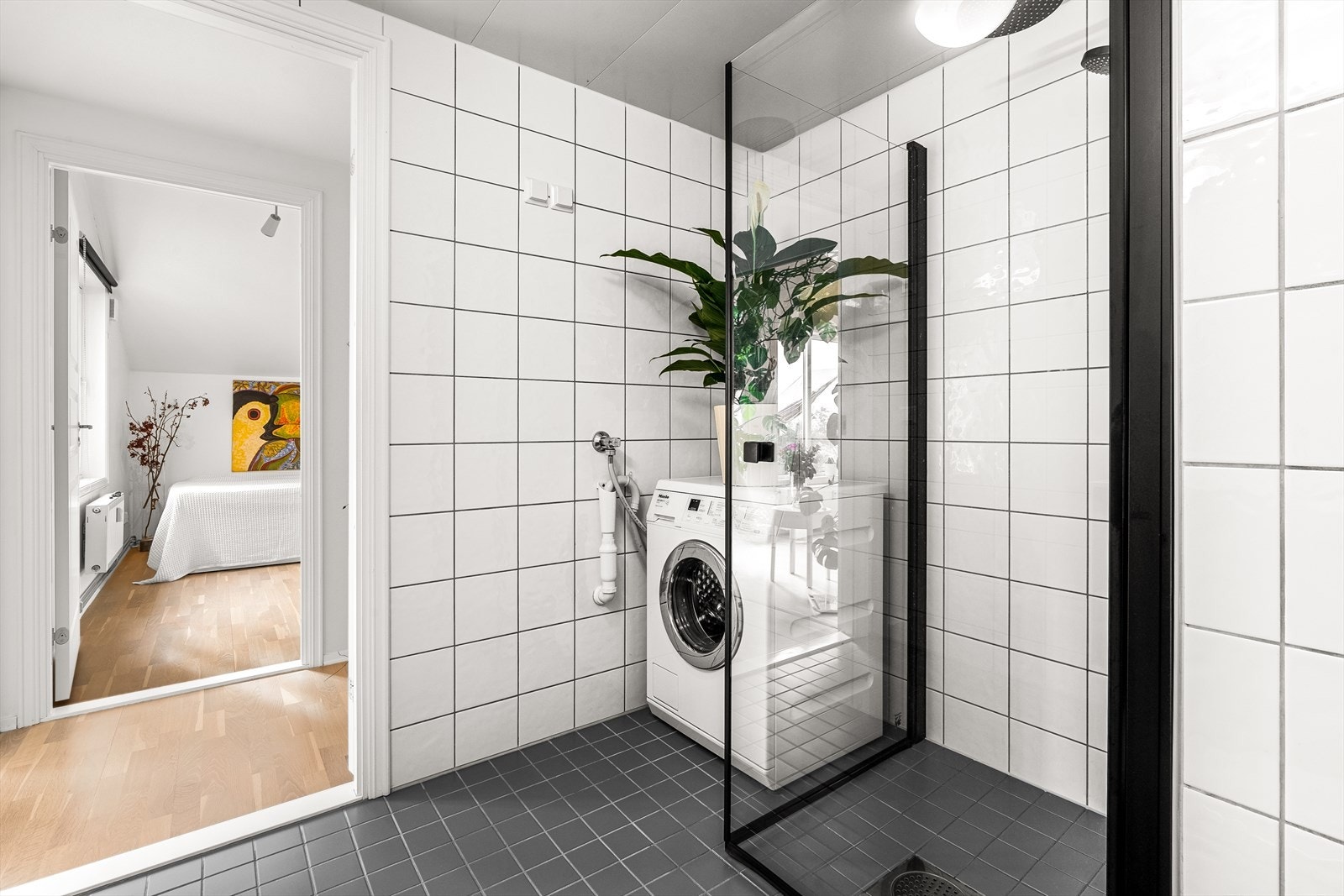 Det er opplegg for vaskemaskin. Regnfallsdusj og nye dusjdører ble nylig montert. Galleribilde