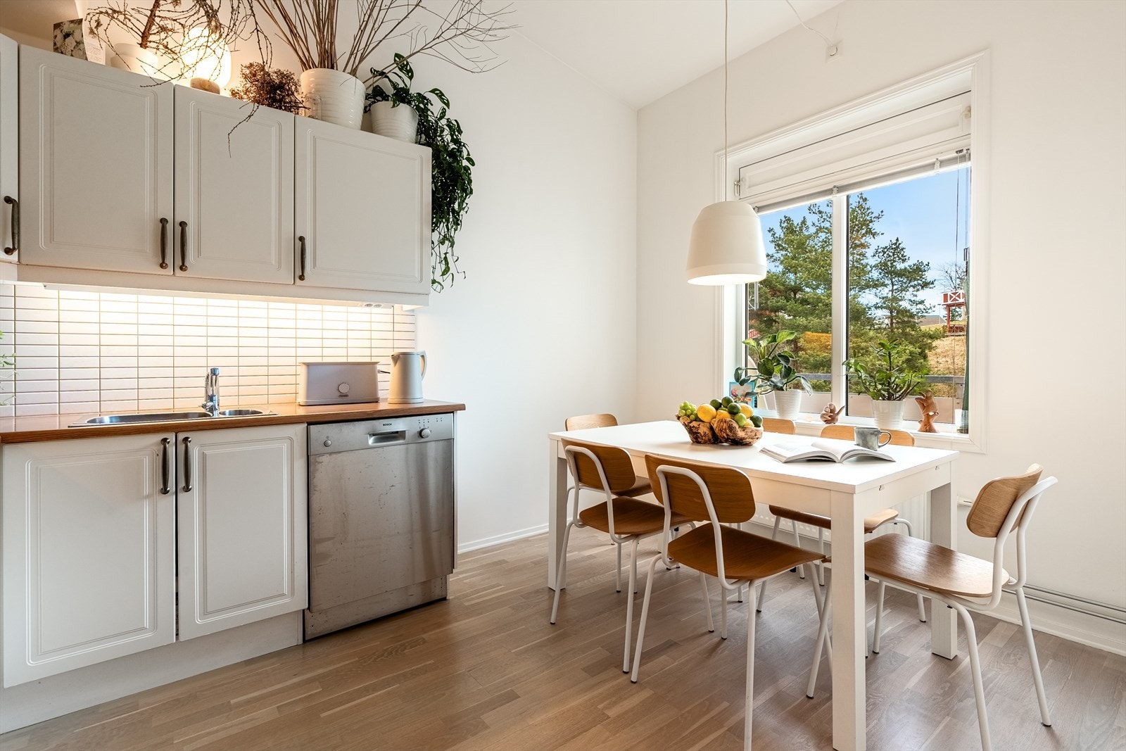 I tillegg er det plass til et hyggelig frokostbord -perfekt for morgenkaffen, en rolig start på dagen eller en uformell middag i godt selskap. Galleribilde