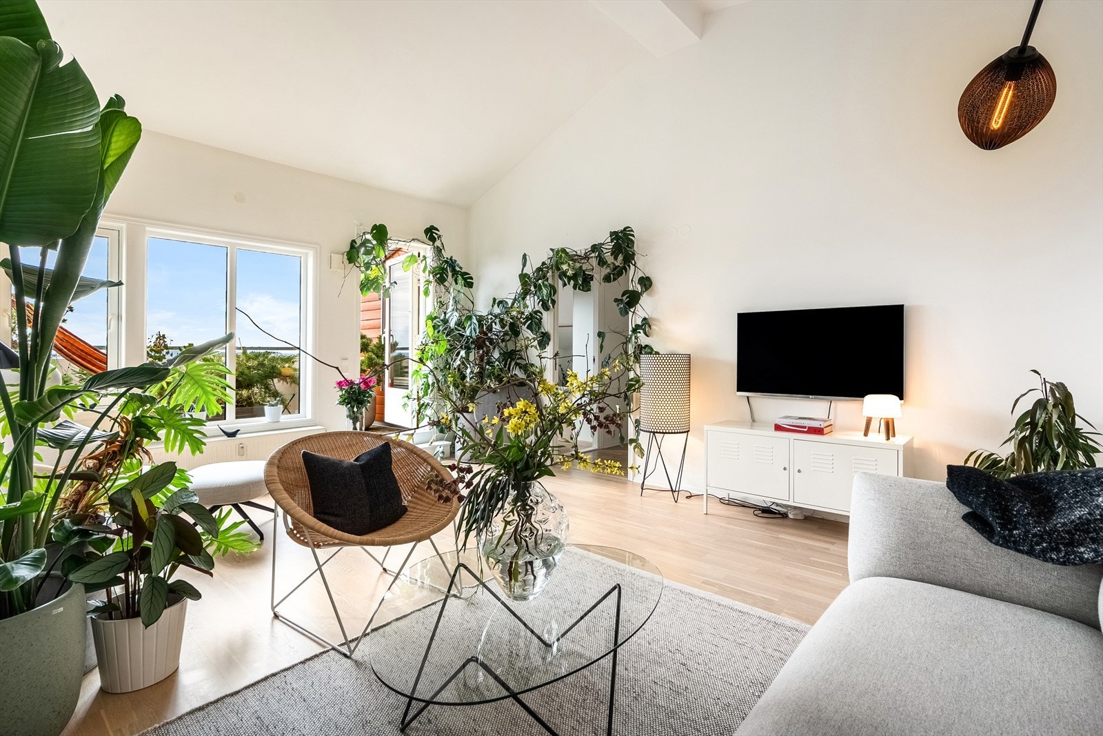 Dette er en lekker og gjennomgående toppleilighet med heisadkomst og usjenert vestvendt balkong med fantastisk utsikt mot fjorden. Galleribilde