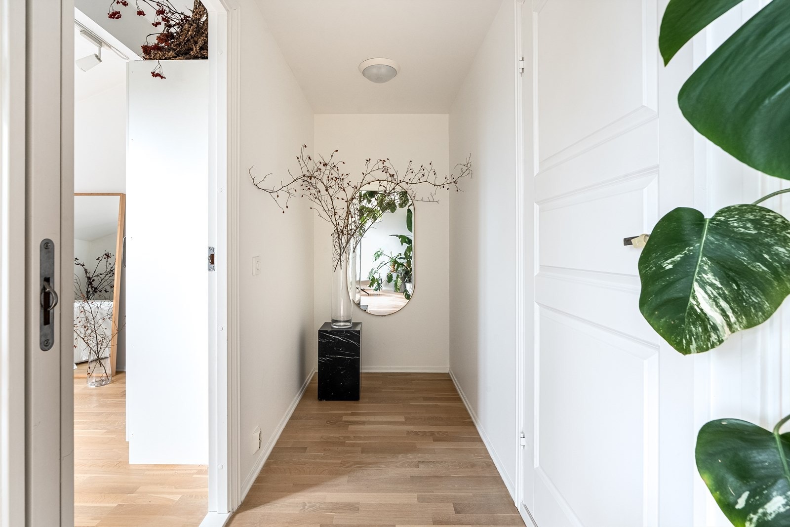 Leiligheten har et praktisk hjørne med mange bruks muligheter - ideelt for hjemmekontor, ekstra lagring eller som en allsidig sone for hobby og kreativitet. Galleribilde