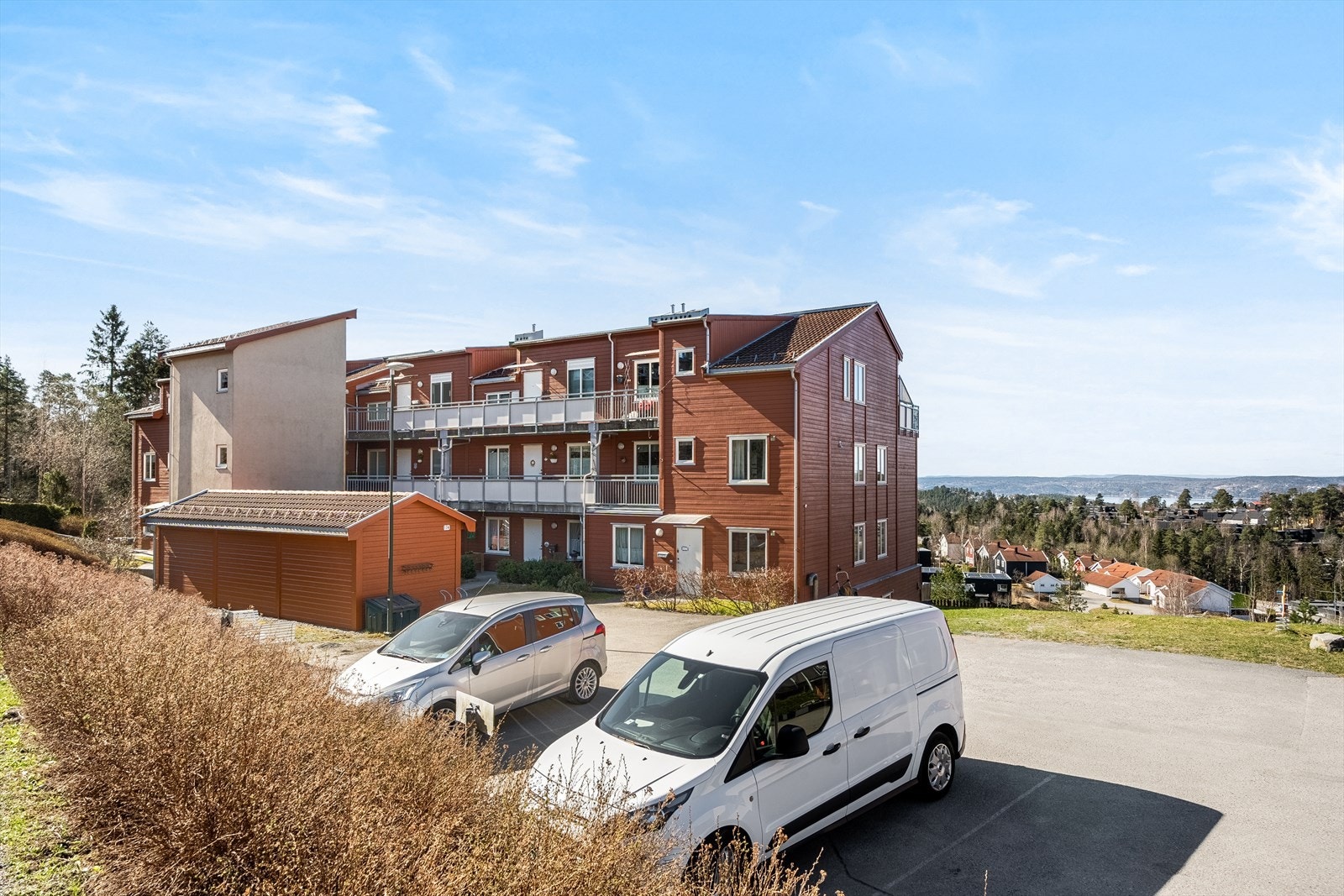 Eiendommen ligger i et lite trafikkert og barnevennlig boområde på Stenbråten. Borettslaget har gjesteparkeringsplasser. Galleribilde