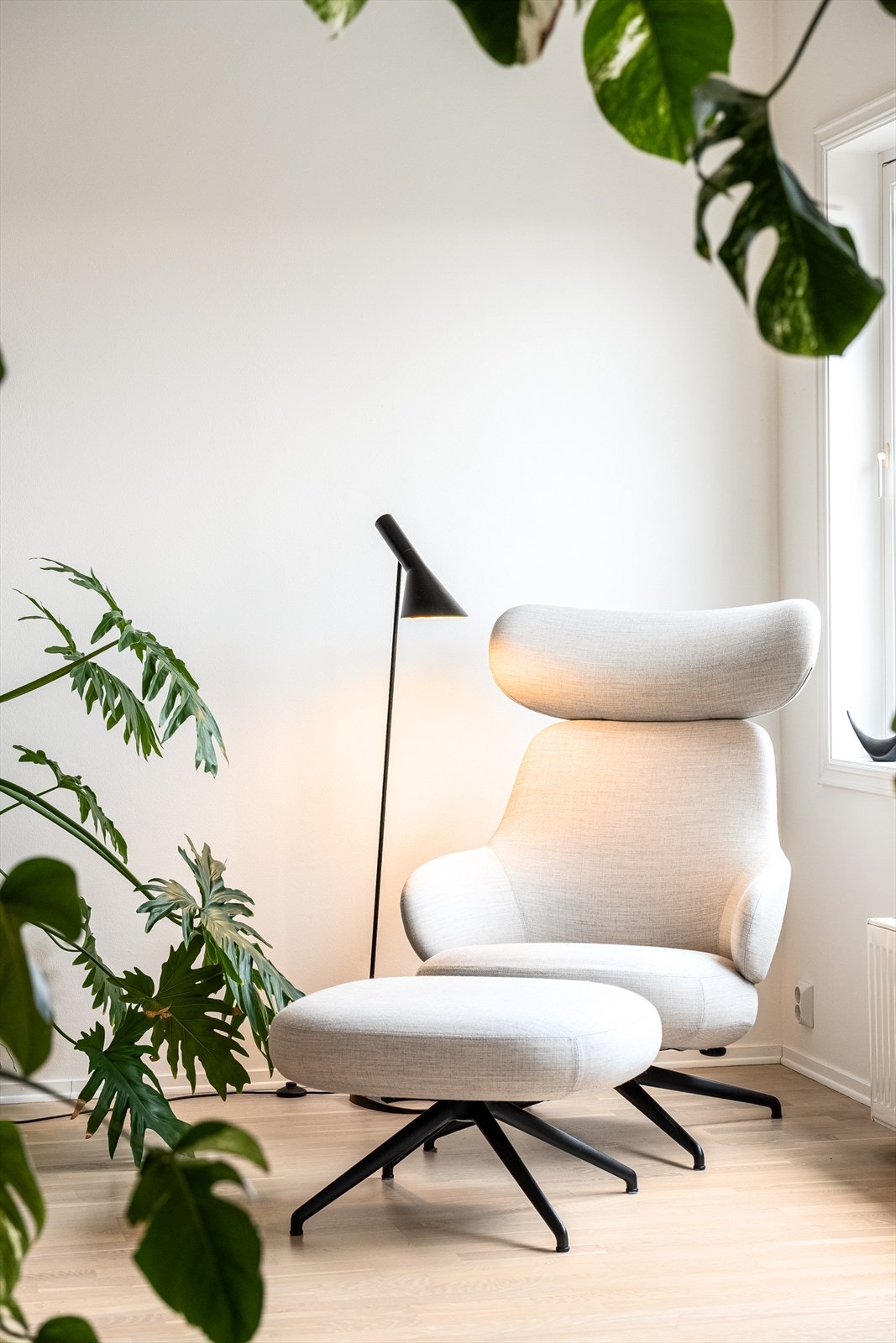 I hjørnet av stua, der sollyset strømmer mykt inn gjennom vinduet, finner du en liten lesekrok. Galleribilde