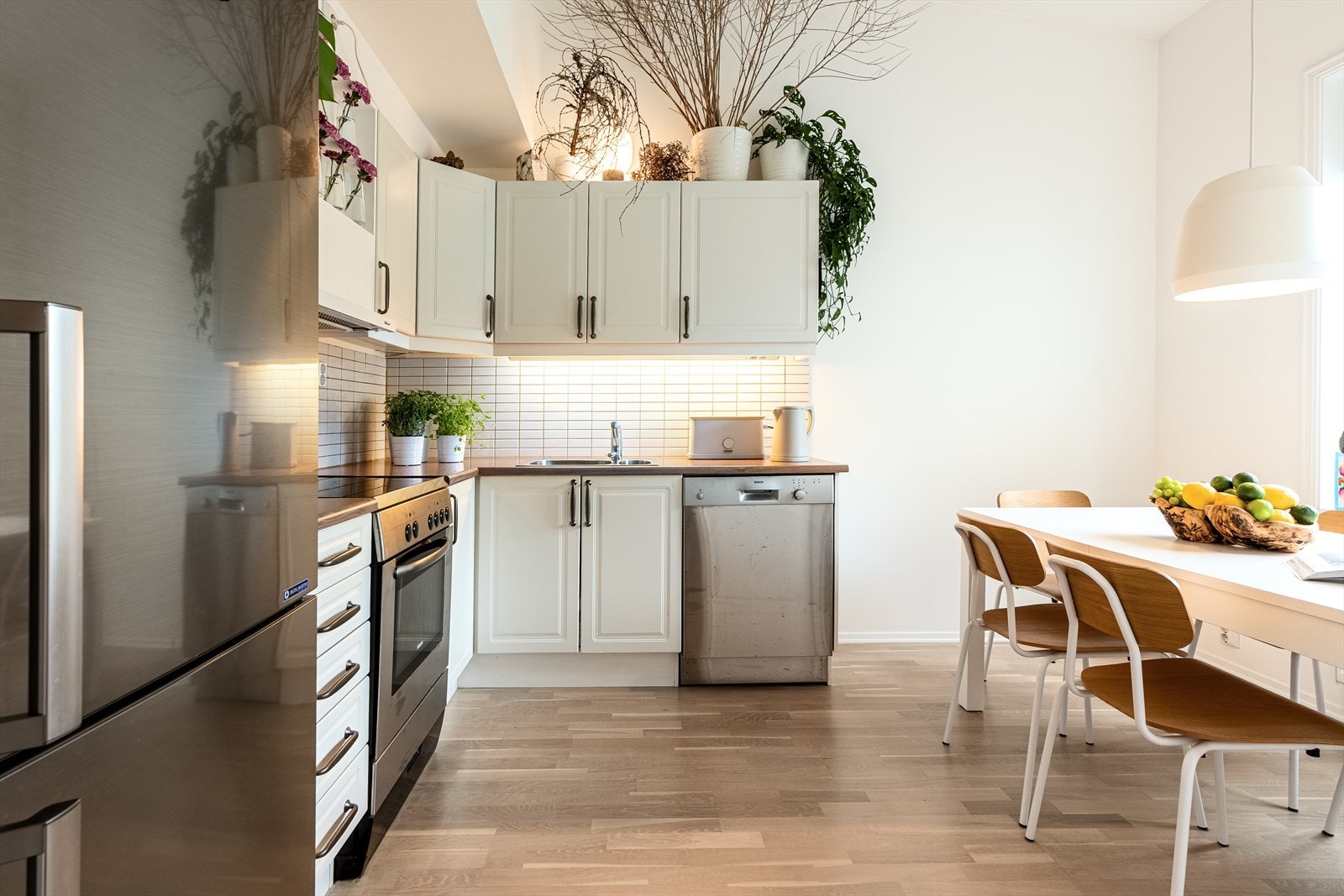 Det innbydende kjøkkenet fra Sigdal er praktisk utformet med rikelig skap- og skuffeplass, slik at alt har sin naturlige plass. Galleribilde