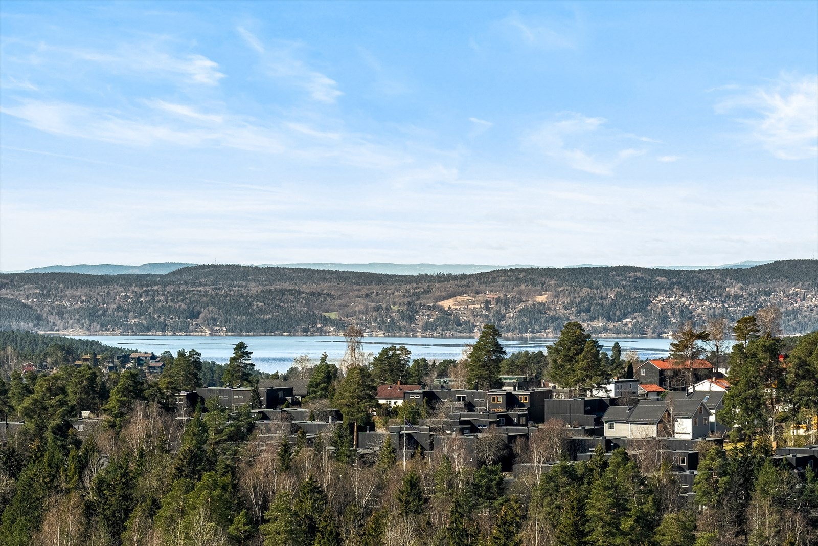 Fra balkongen får du en fantastisk utsikt over fjorden - et levende postkort som endrer seg med årstidene. Galleribilde