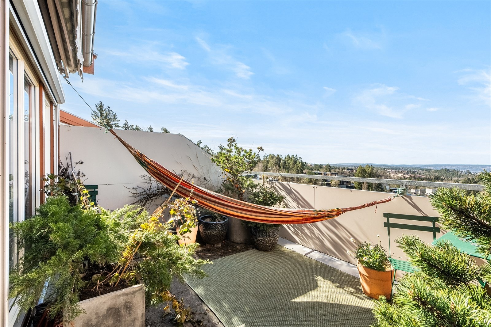 Med plass til både kafésett og morgenkaffe, hengekøye eller loungegruppe med et glass vin under solnedgangen, blir dette fort hjemmets mest harmoniske hjørne. Galleribilde
