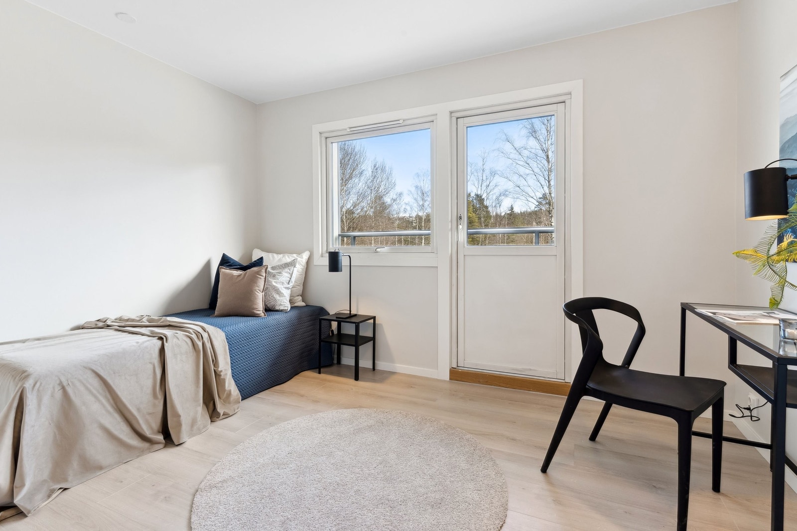 Soverom:
Praktisk størrelse for barnerom eller hjemmekontor. Tilgang til østvendt balkong. Galleribilde