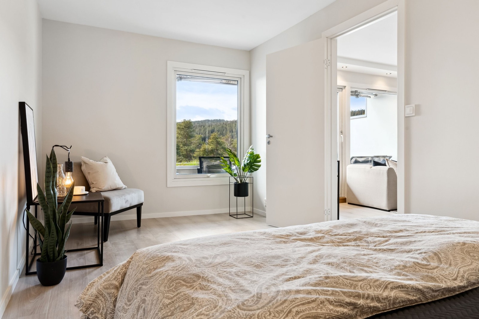 Soverom:
Stort hovedsoverom med god plass til dobbeltseng, garderobe og evt. liten arbeidsplass. Direkte tilgang til balkong og nært hovedbad. Galleribilde