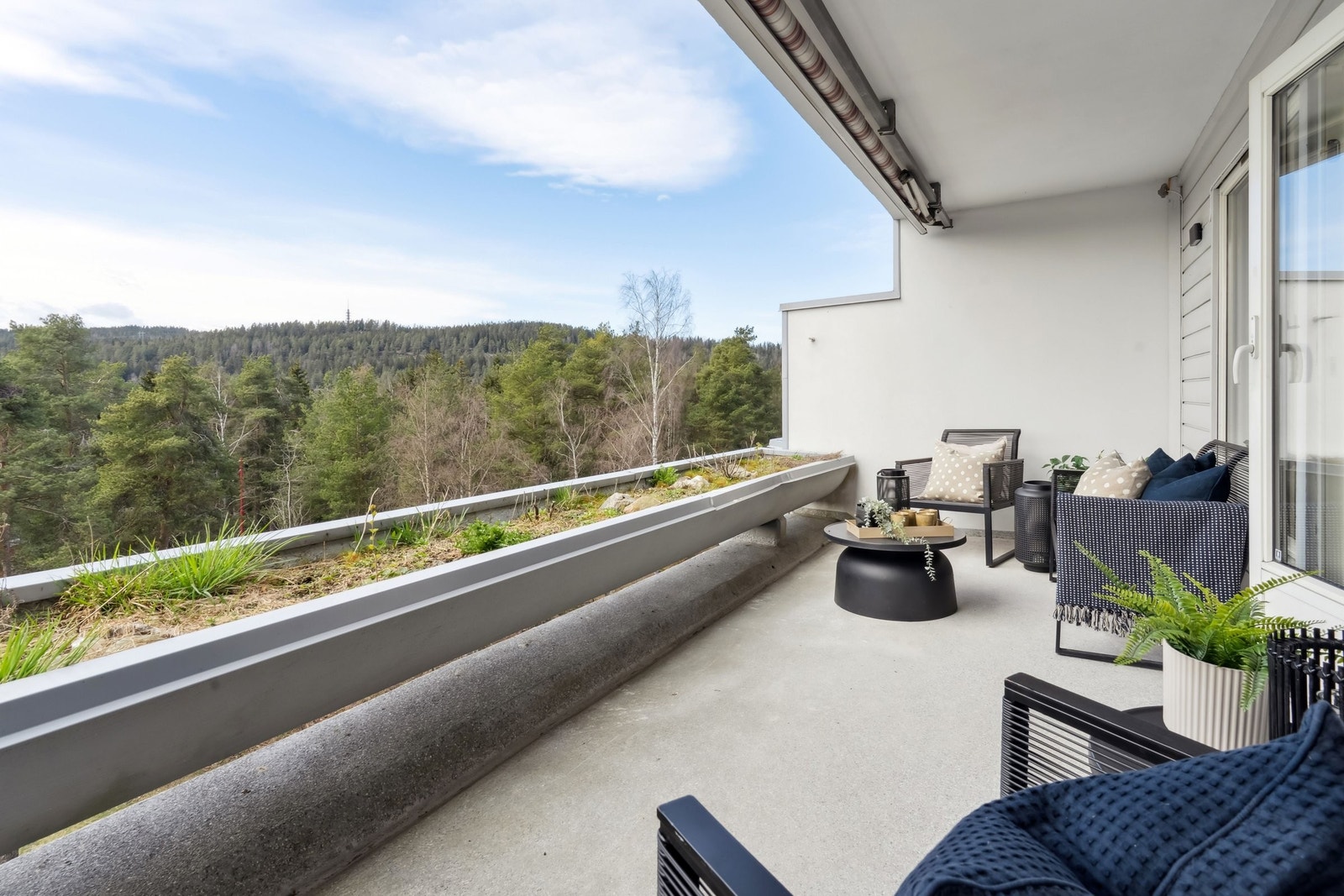 Fra leiligheten har du en nydelig utsikt mot grønne områder og åslandskap – med glimt av Oslofjorden i det fjerne. Den vestvendte balkongen byr på vakre solnedganger Galleribilde