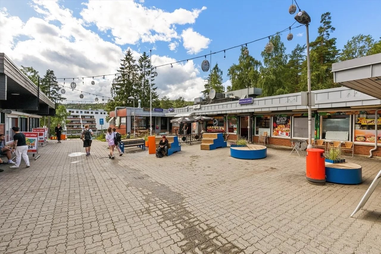 1 minutt til T-bane, dagligvare og apotek – kort vei til Stovner senter, skoler og barnehager Galleribilde