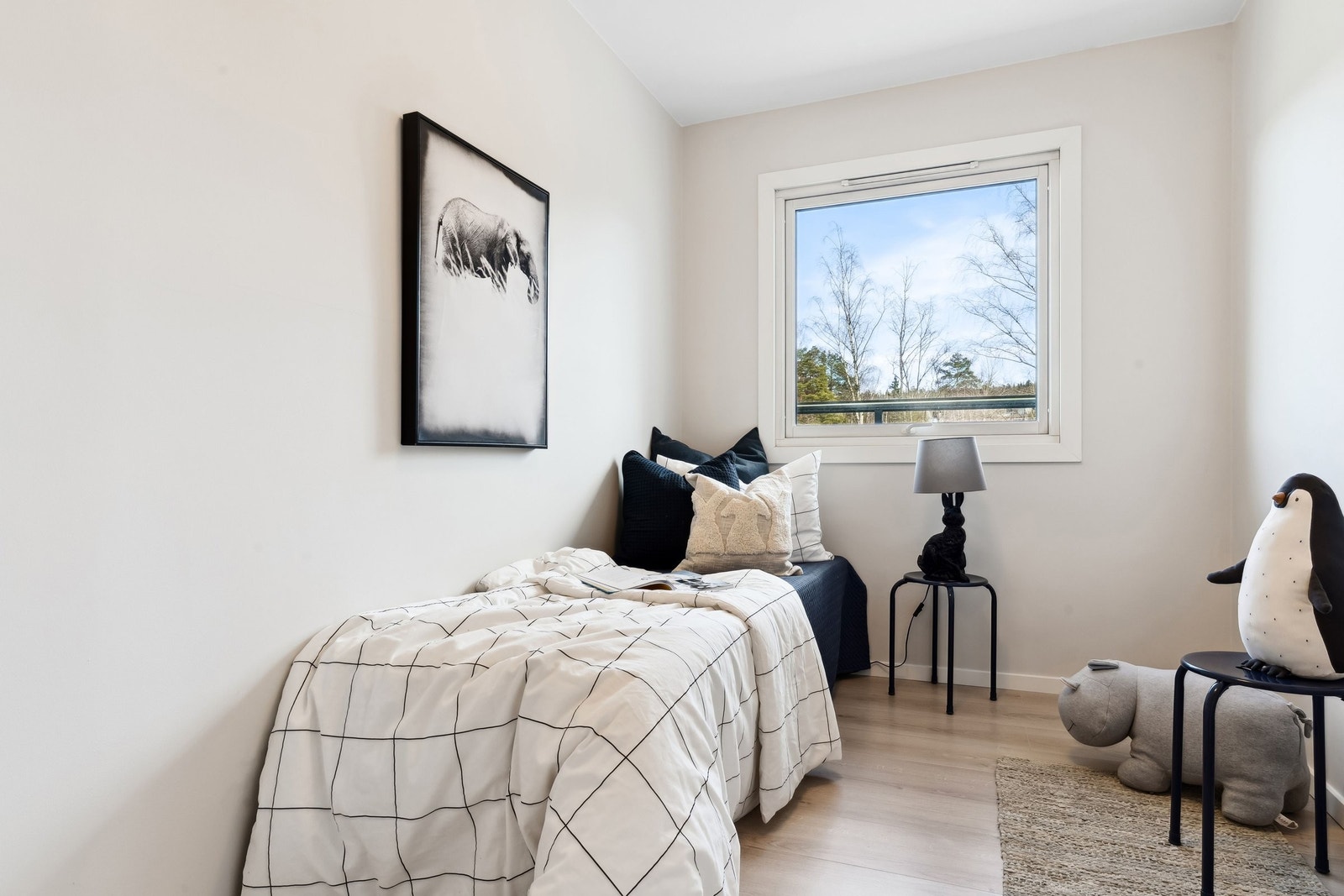 Soverom:
Kompakt rom, ideelt som gjesterom, kontor eller barnerom. Nært entré. Galleribilde