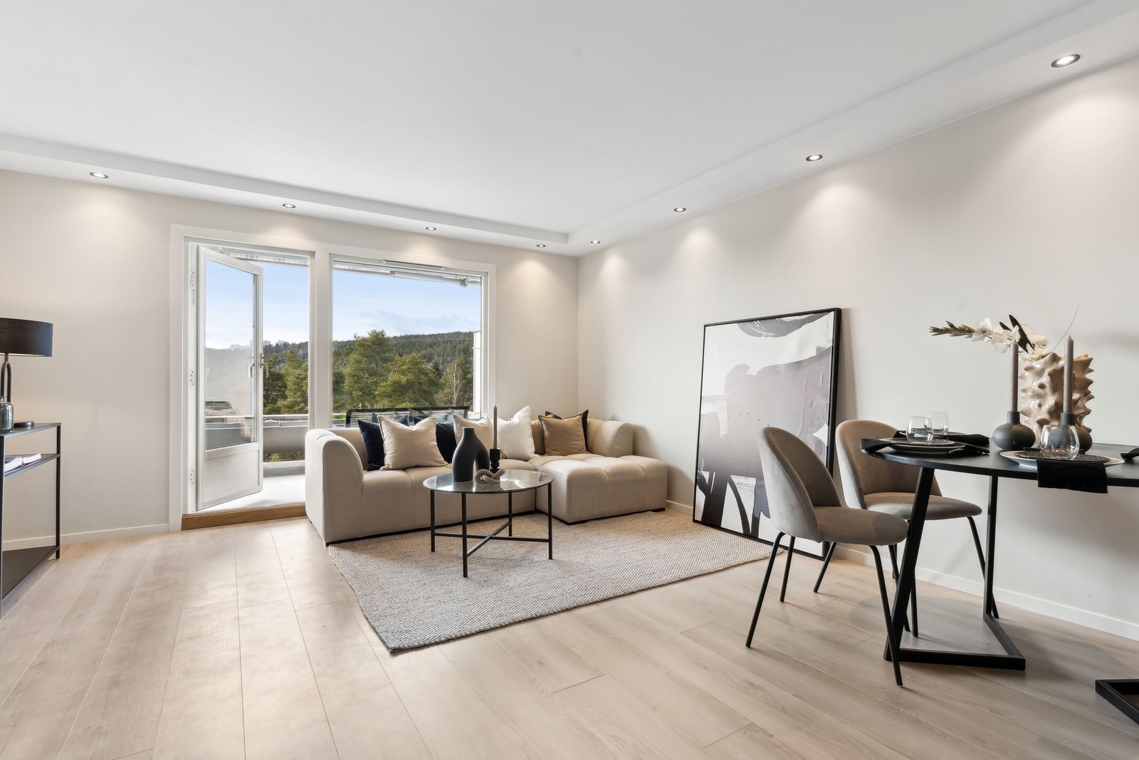 Unik mulighet til å stikke av med en moderne, stilren og nyoppusset leilighet – klar til innflytting. Velkommen på visning! Galleribilde