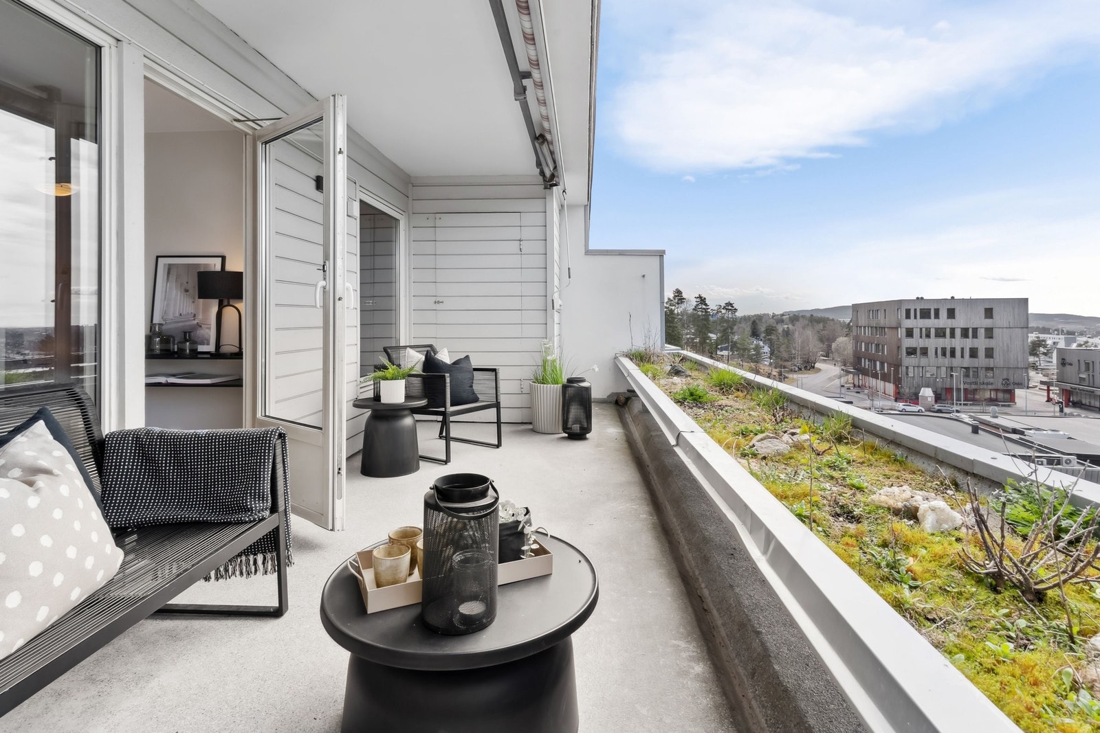 Romslig og delvis skjermet balkong med utgang fra stue og hovedsoverom. Perfekt for utemøbler, grill og planter. Utebod gir ekstra lagringsplass. Fin kveldssol om sommeren. Galleribilde