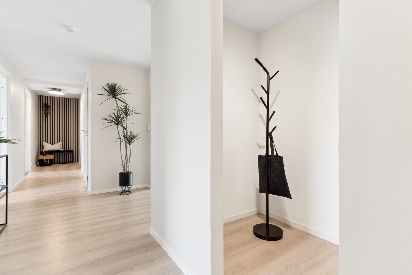 Slette vegger, minimalistisk design og moderne materialvalg skaper et stilrent og innbydende førsteinntrykk. Galleribilde