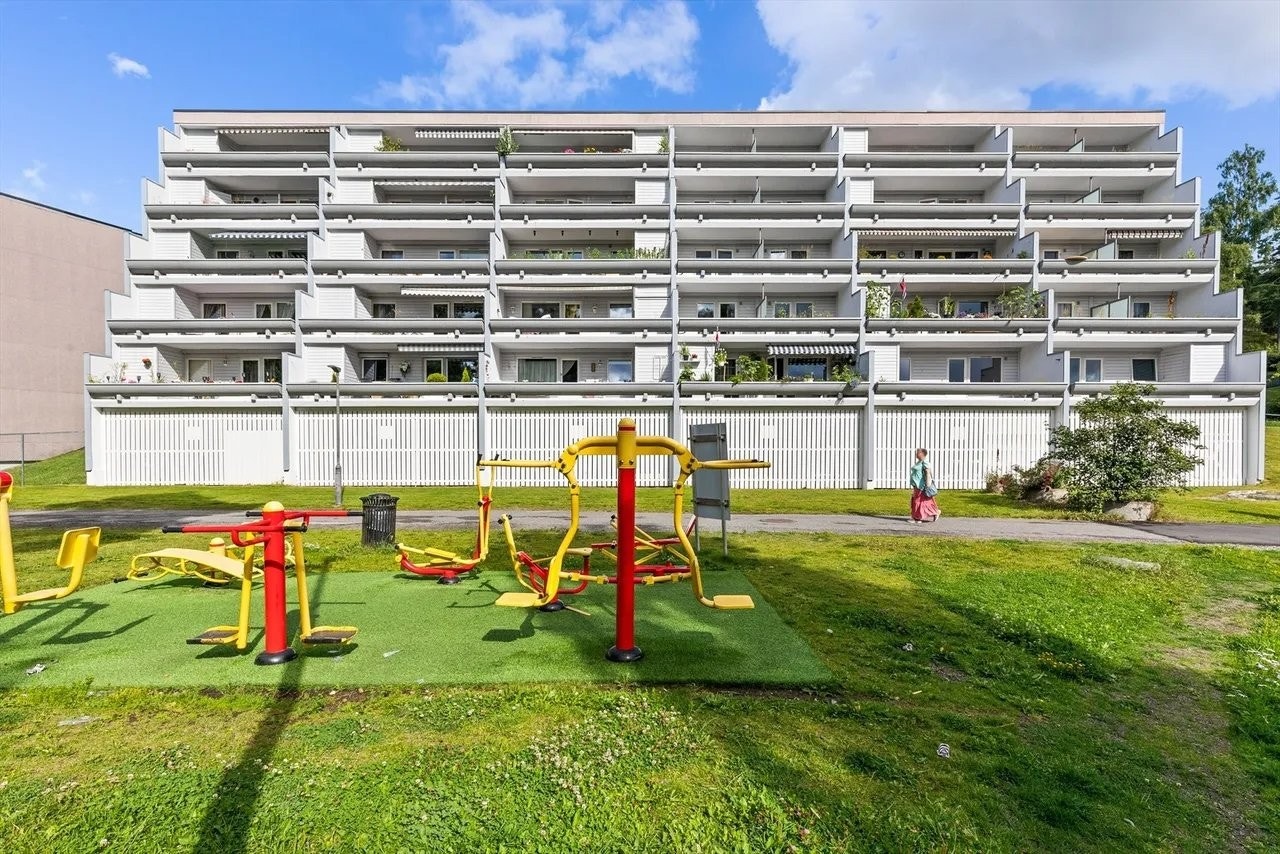 Flott fellesområde med treningsapparater og god plass for lek og rekreasjon. Galleribilde