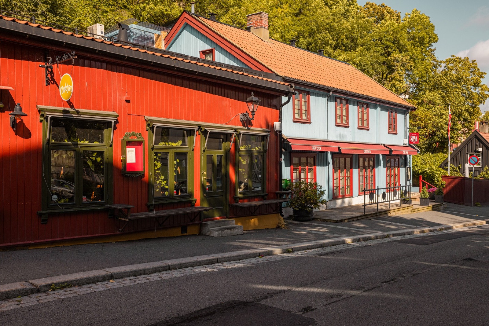 Ved siden av Nektar vinbar ligger Chez Colin som har fått meget gode tilbakemeldinger. Her serveres solid fransk meny i bistroformat. Galleribilde