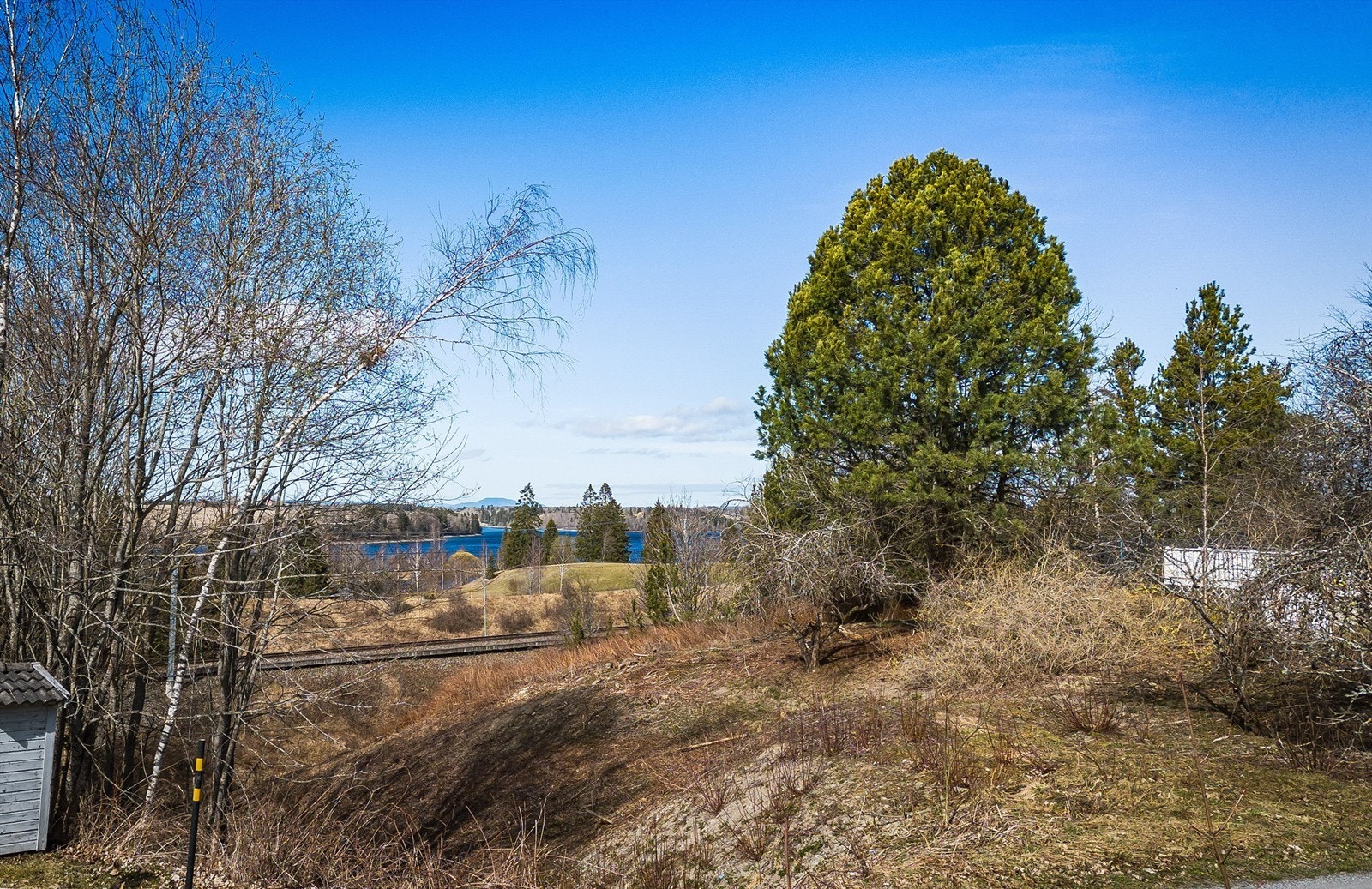 Fra tomten har du god utsikt mot Glomma. Galleribilde