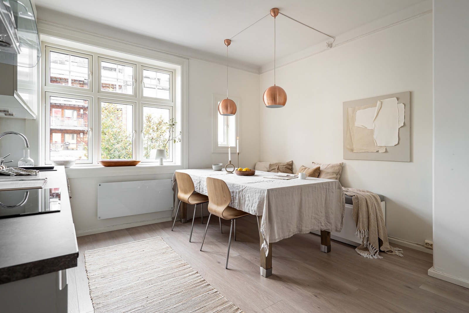 Separat kjøkken med utsyn mot hyggelig og frodig bakgård. Galleribilde