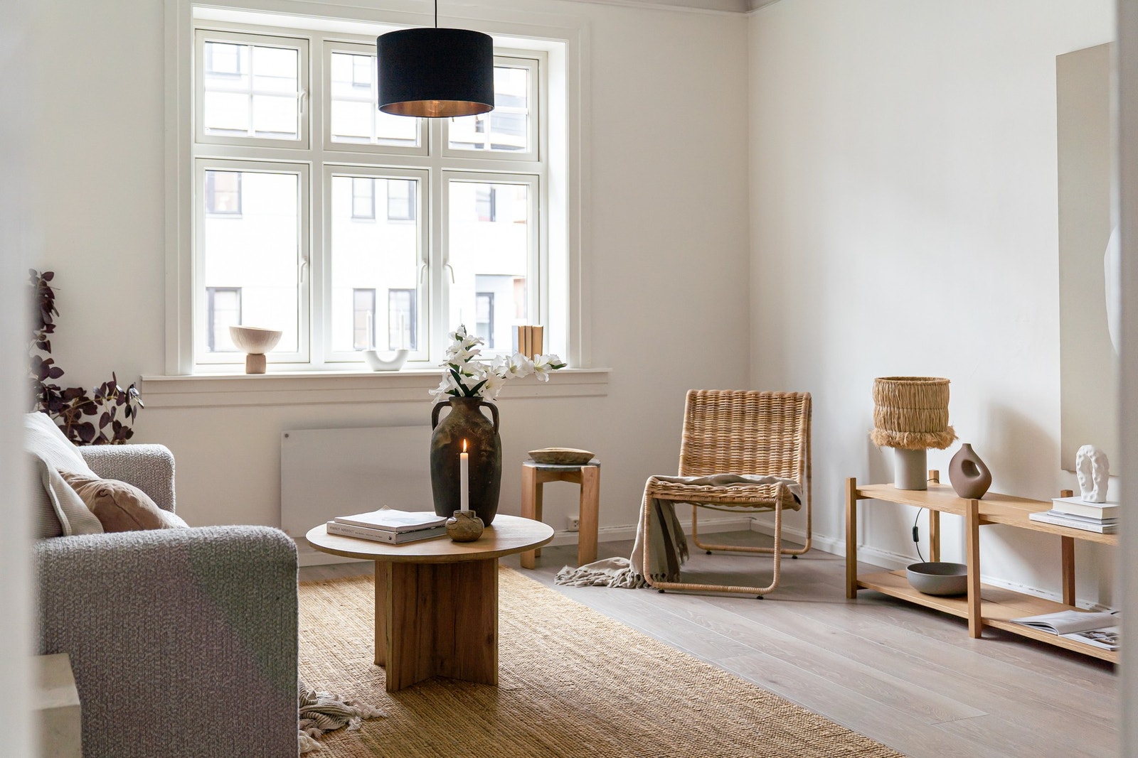 Det er gode møbleringsmuligheter med plass til sofagruppe, tv-seksjon og tilhørende møblement. Galleribilde