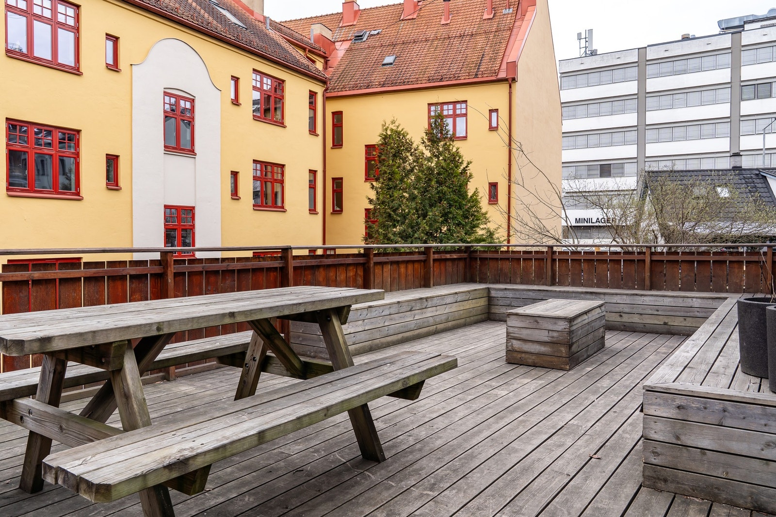 Hyggelig felles uteplass med sittegrupper og benker. Galleribilde