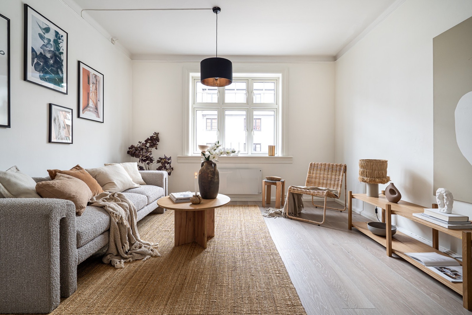 Leiligheten har en god romfølelse med generøs takhøyde og store vindusflater som sørger for rikelig med naturlig lys. Galleribilde