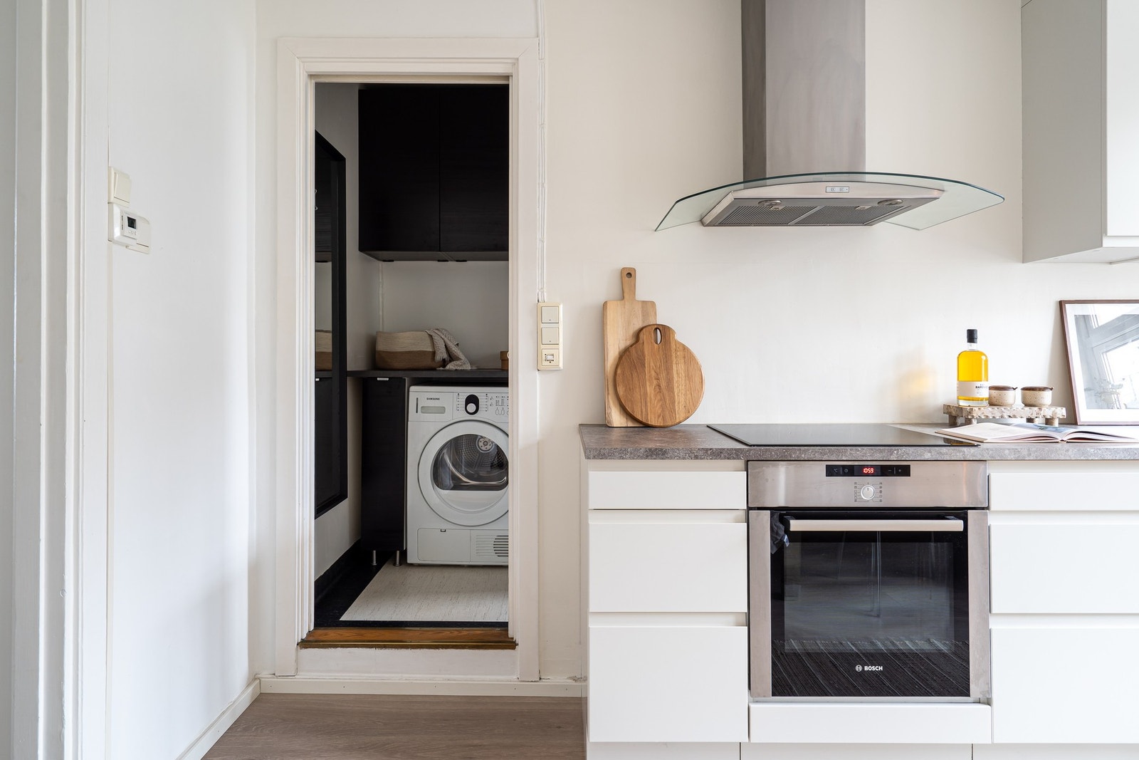 Fra kjøkkenet er det adkomst til badet. Galleribilde