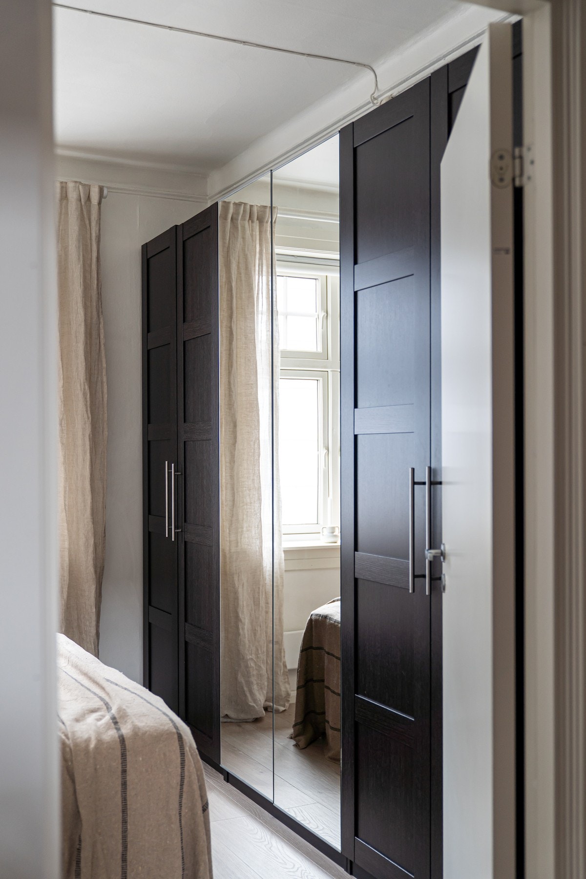 Stort garderobeskap med speildører og rikelig oppbevaringsplass. Galleribilde