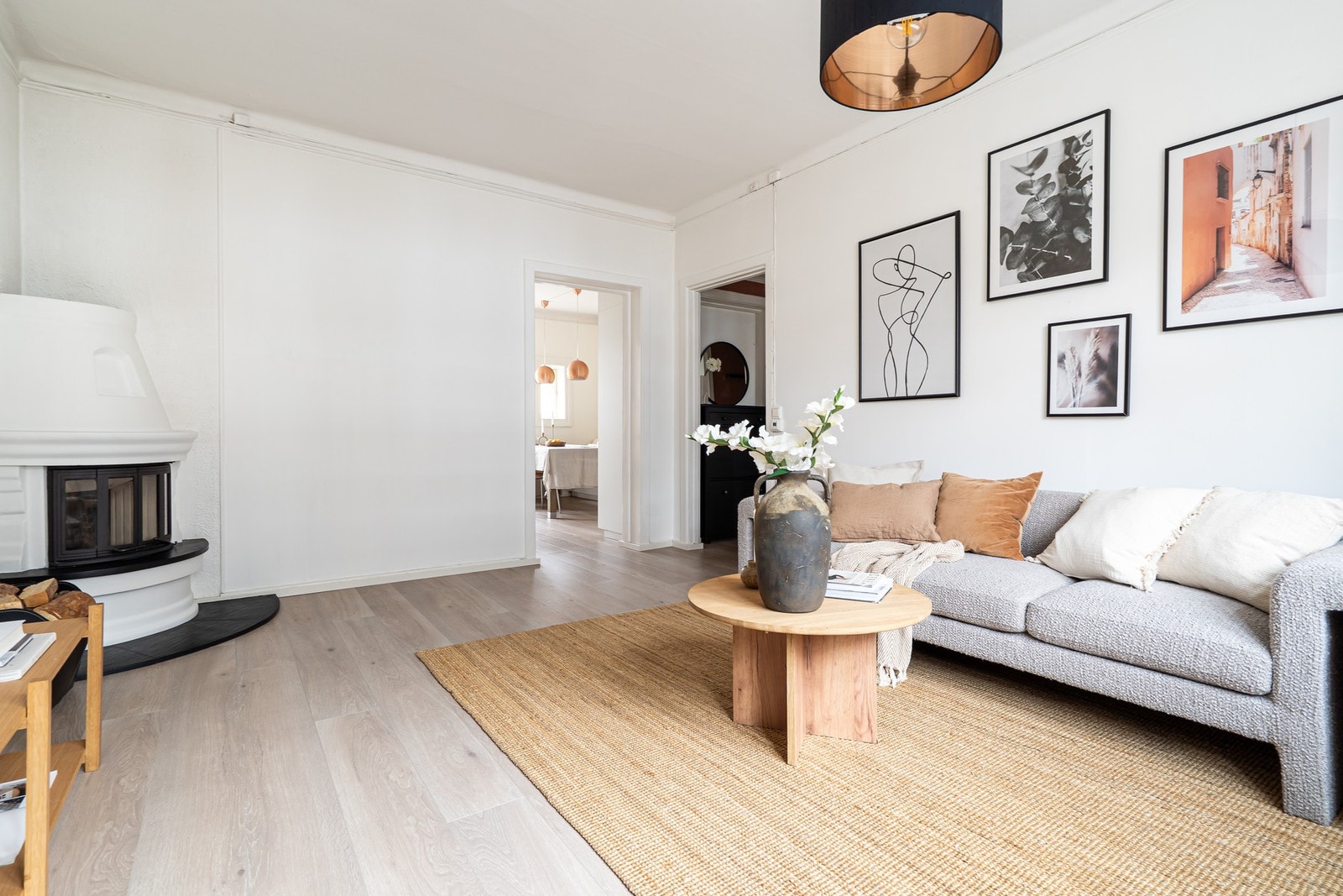 Hyggelig peis i hjørnet av stuen. Galleribilde